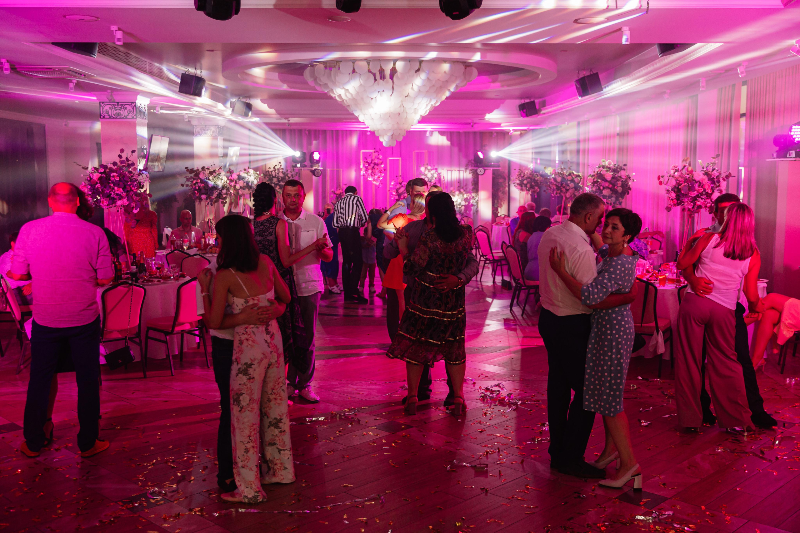 Банкет в Белом парусе. Второй этаж. Свет на свадьбу Нижний Новгород Friends Rent