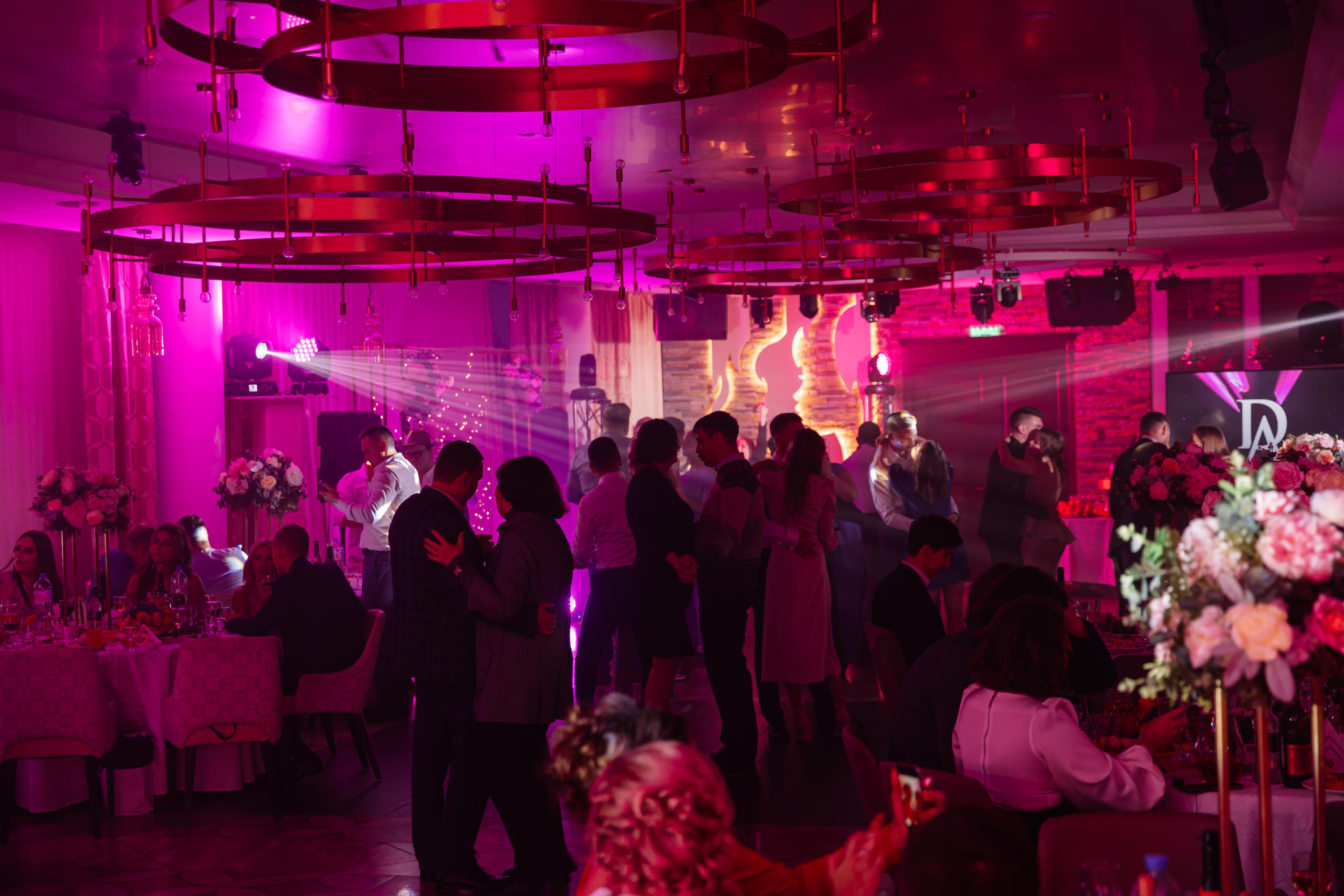 Банкет в Белом парусе. Второй этаж. Свет на свадьбу Нижний Новгород Friends Rent