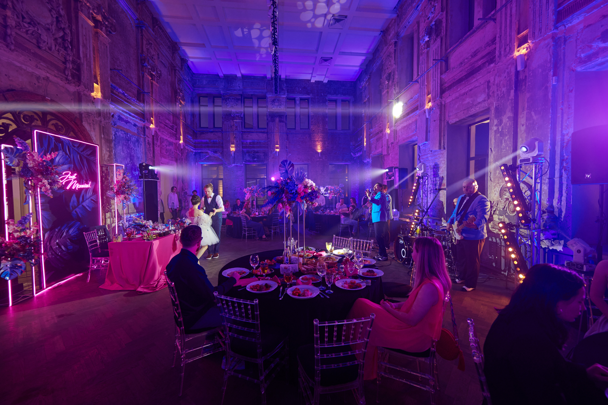 Банкет в Futuro. Свет на свадьбу Нижний Новгород Friends Rent