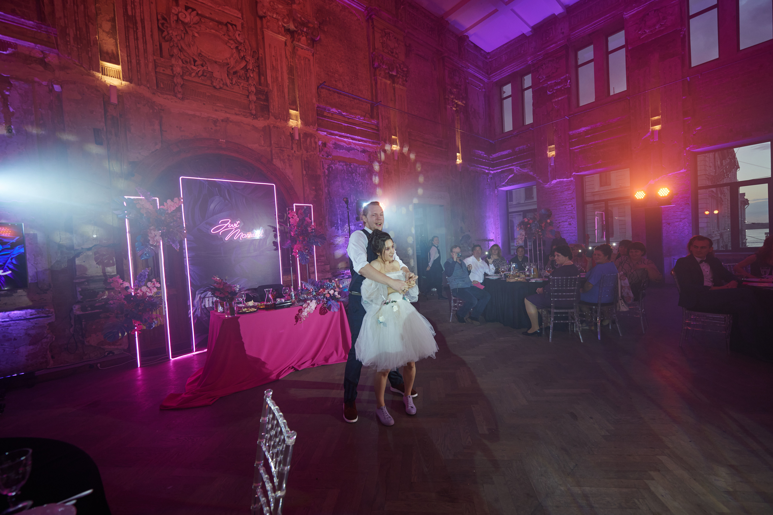 Банкет в Futuro. Свет на свадьбу Нижний Новгород Friends Rent