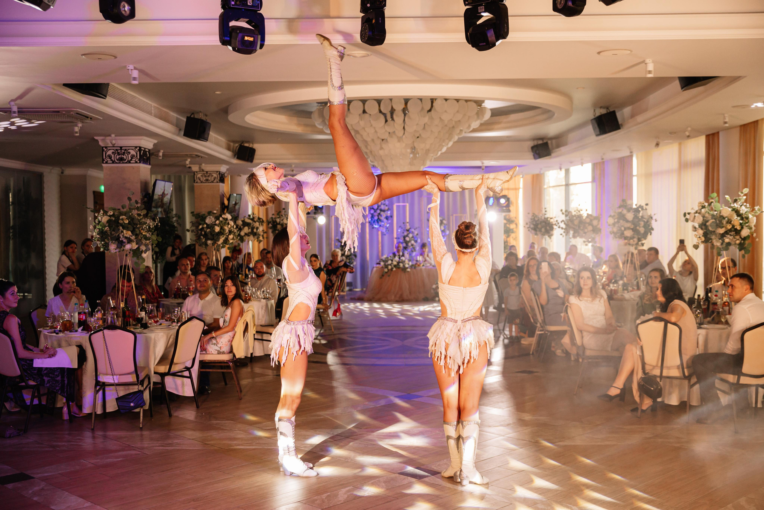 Банкет в Белом парусе. Второй этаж. Свет на свадьбу Нижний Новгород Friends Rent