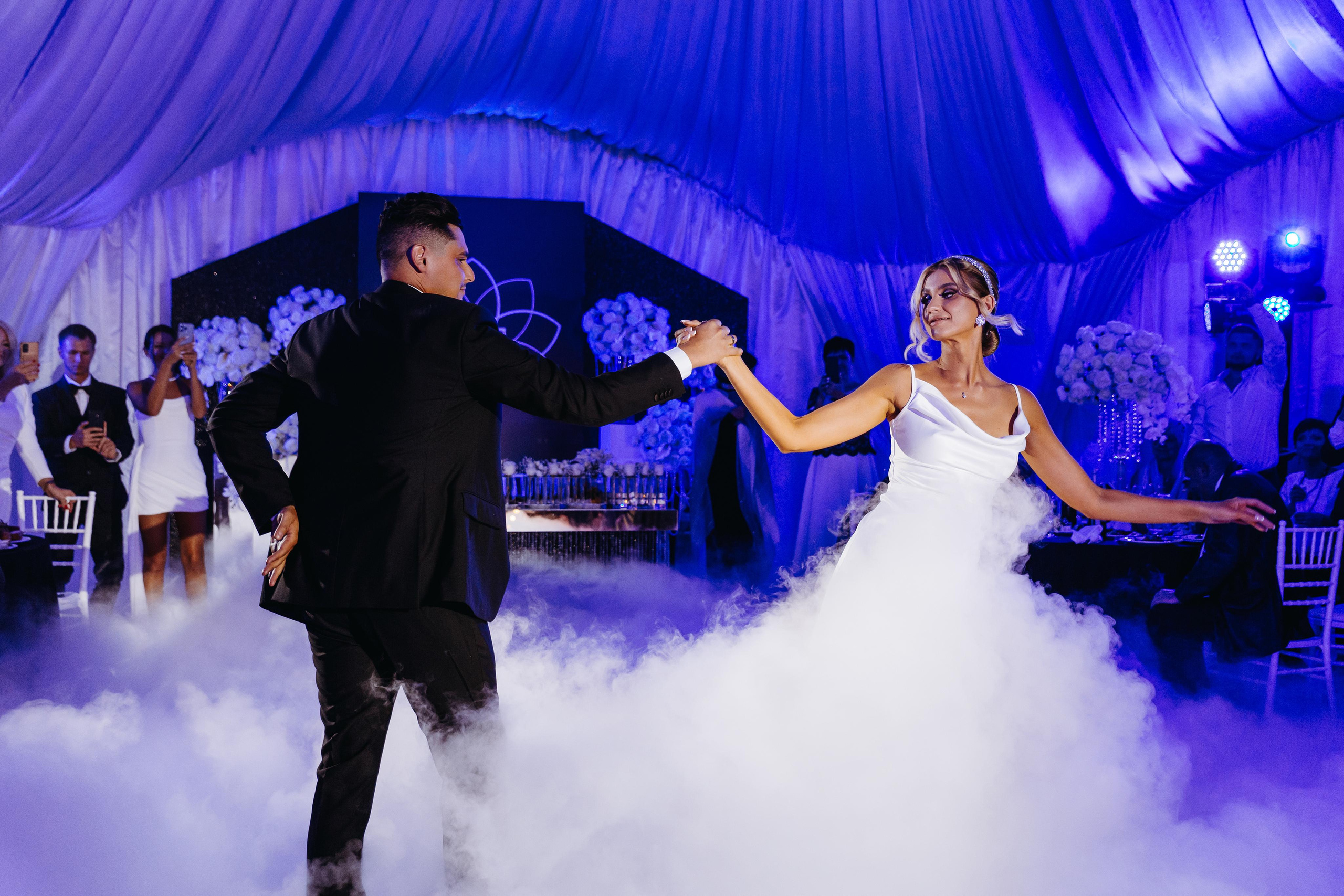 Банкет в шатре Волжский. Свет на свадьбу Нижний Новгород Friends Rent