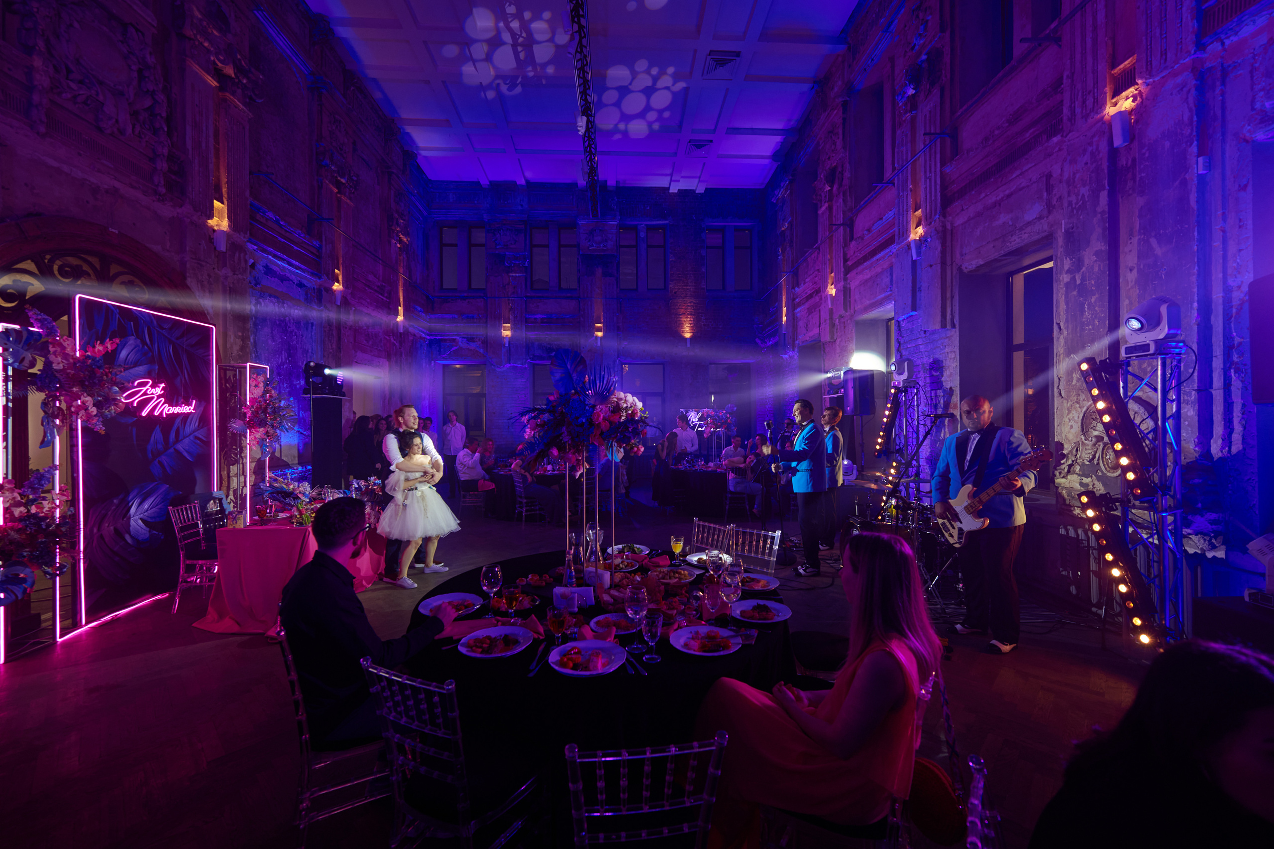 Банкет в Futuro. Свет на свадьбу Нижний Новгород Friends Rent