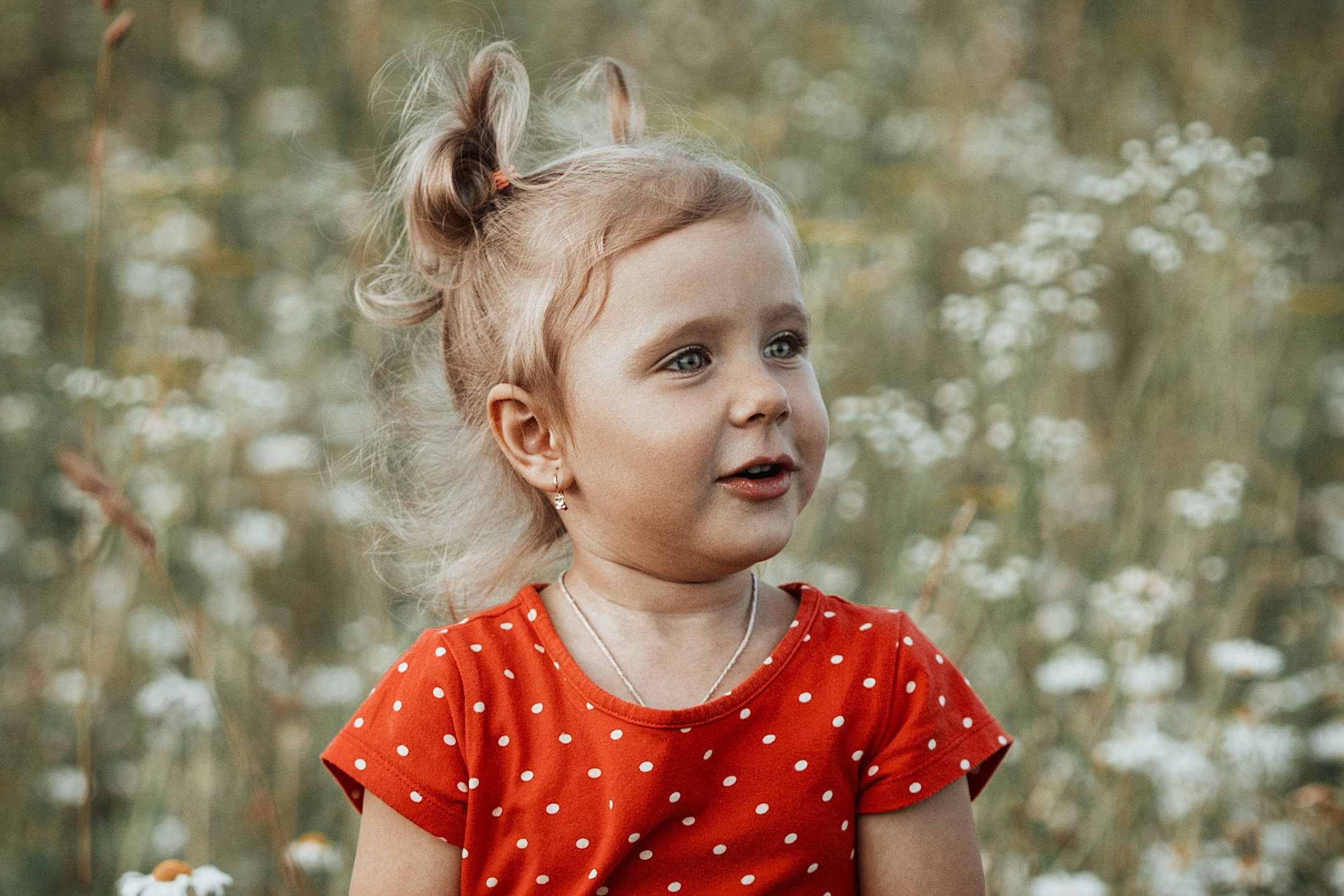 Мама и дочка в ромашковом поле. Фотограф в Москве Мухина Ирина