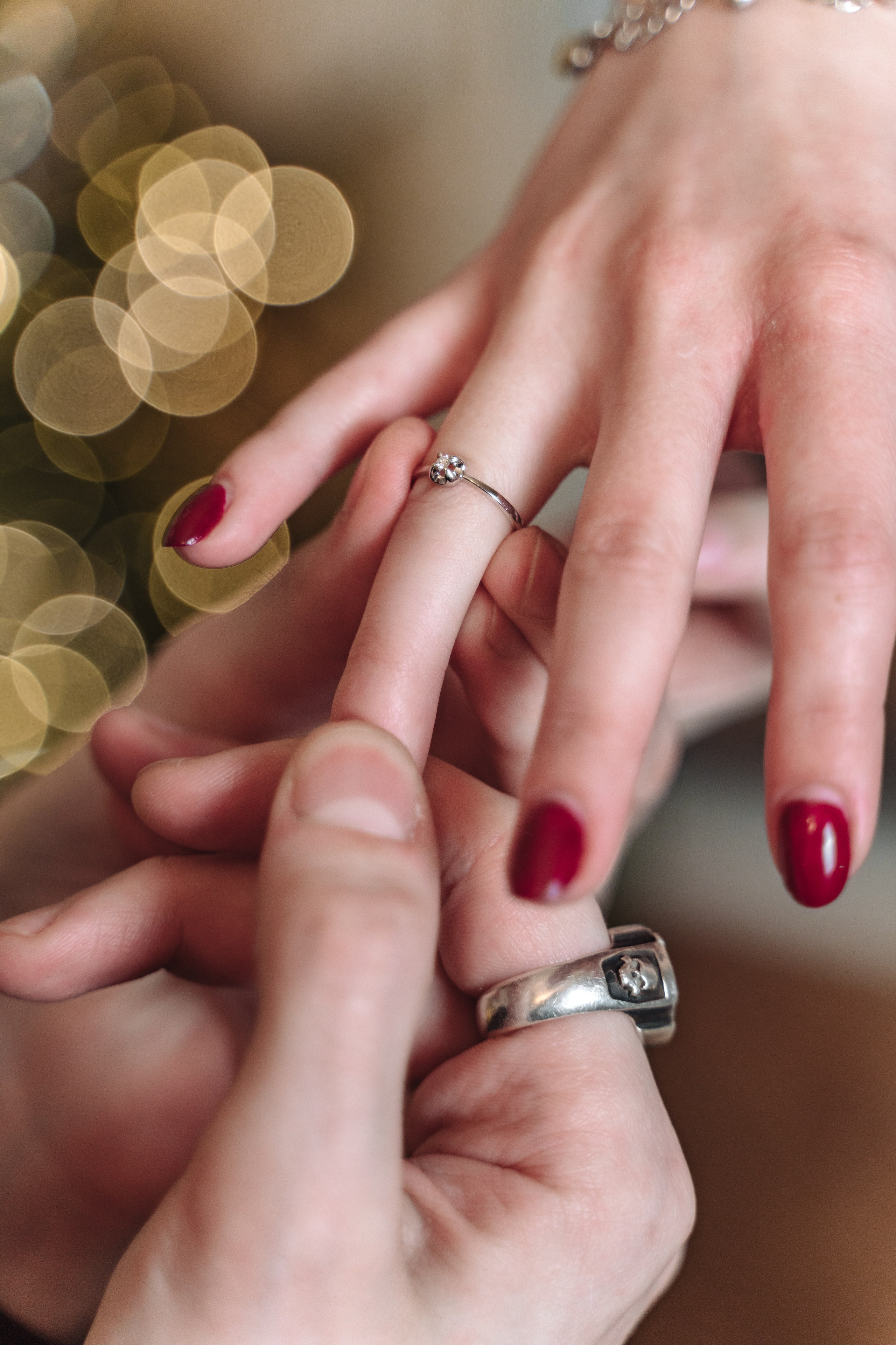 Зимняя фотосессия лавстори с предложением руки и сердца в фотостудии