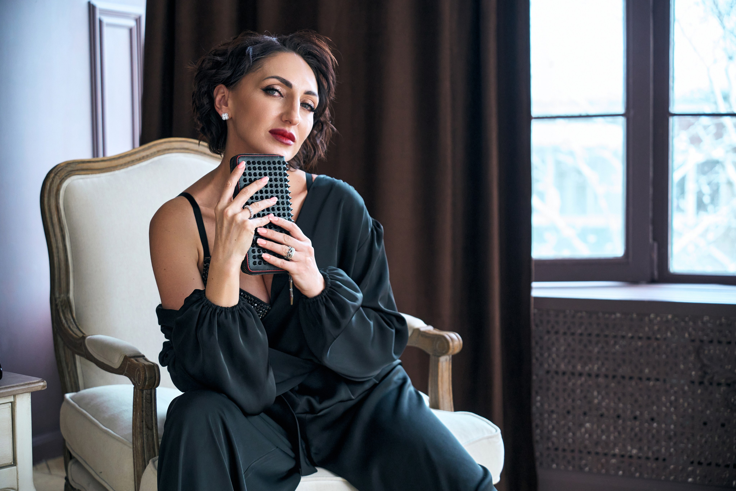 Фотография, сделанная во время профессиональной фотосессии. На ней изображена модель или группа людей в студии или на открытом воздухе. В кадре присутствуют студийное освещение и реквизит.