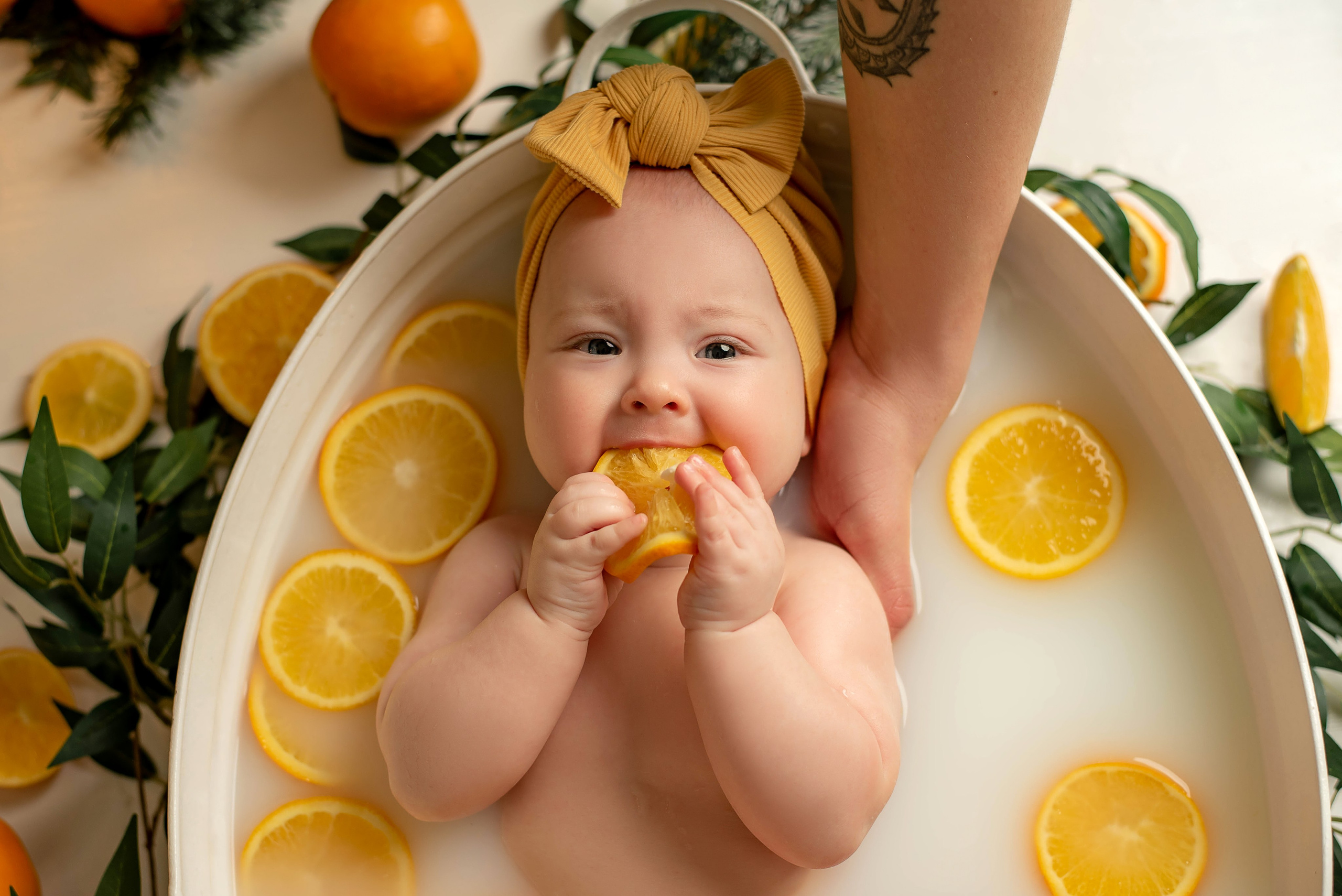 Лиза- купание с апельсинками НГ. Семейный и детский фотограф Наталья Горда