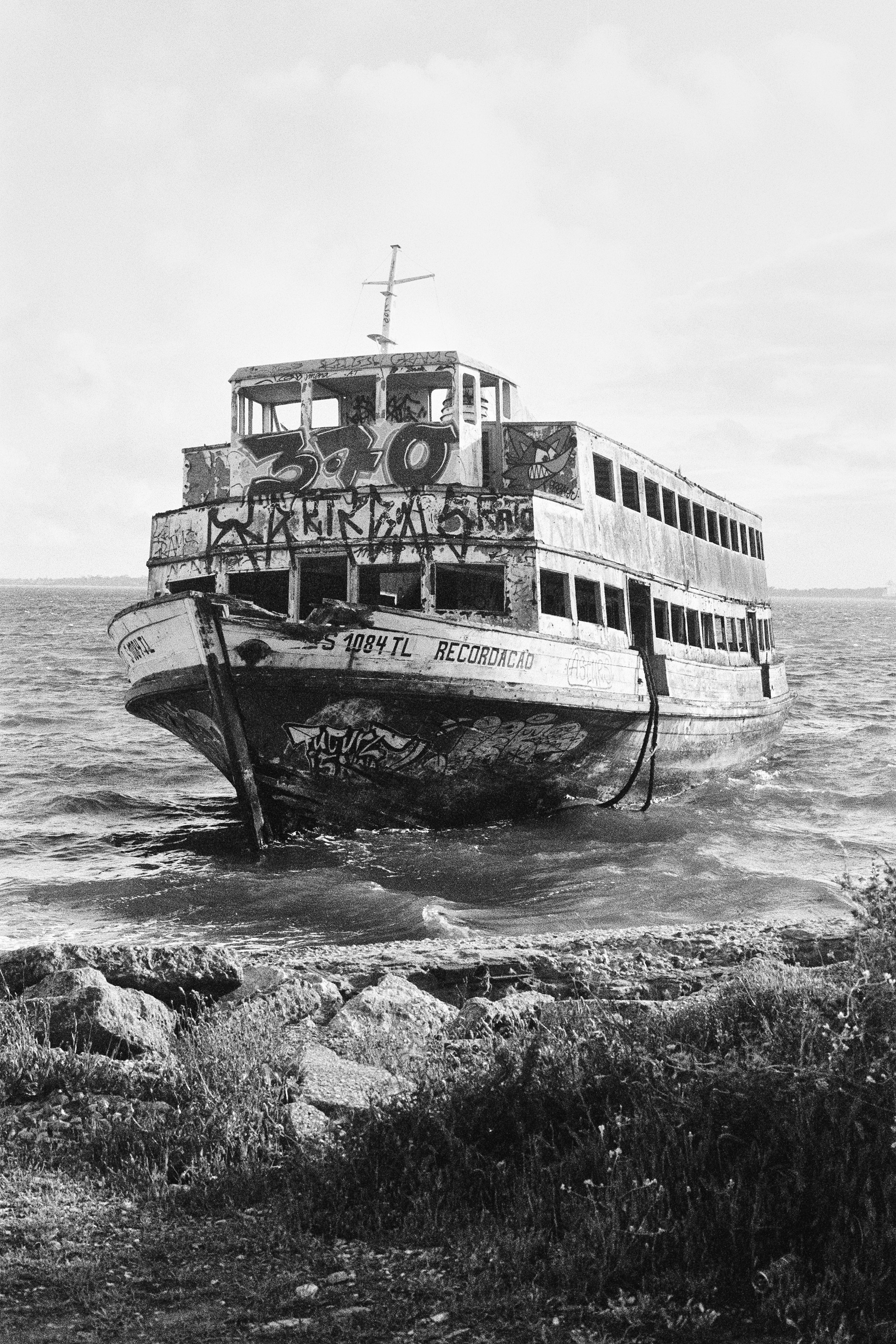 Заброшенный морской паром в волнующемся моря 