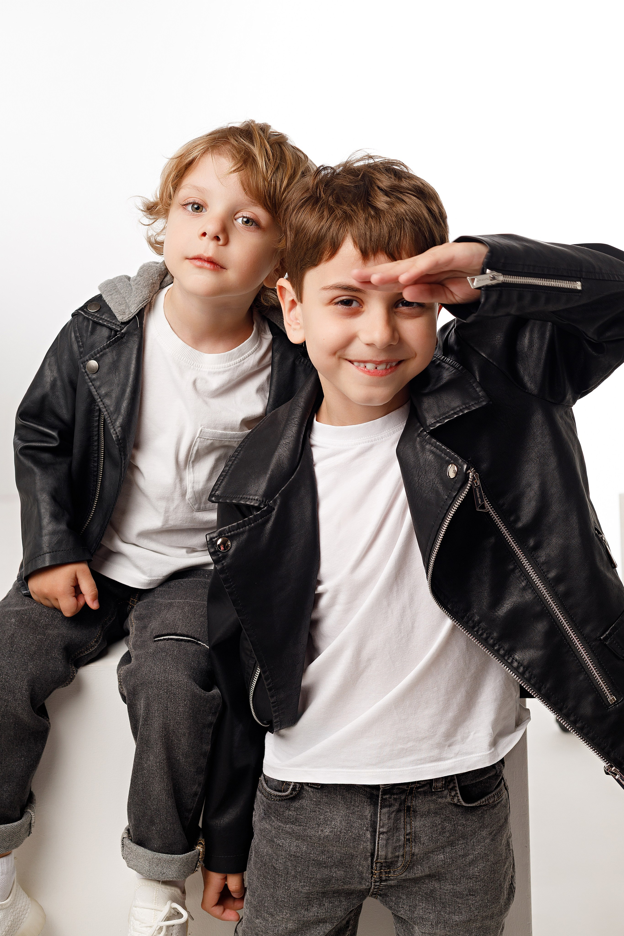 Фотосессия братьев в Сочи от детского фотографа. Детский студийный фотограф Сочи