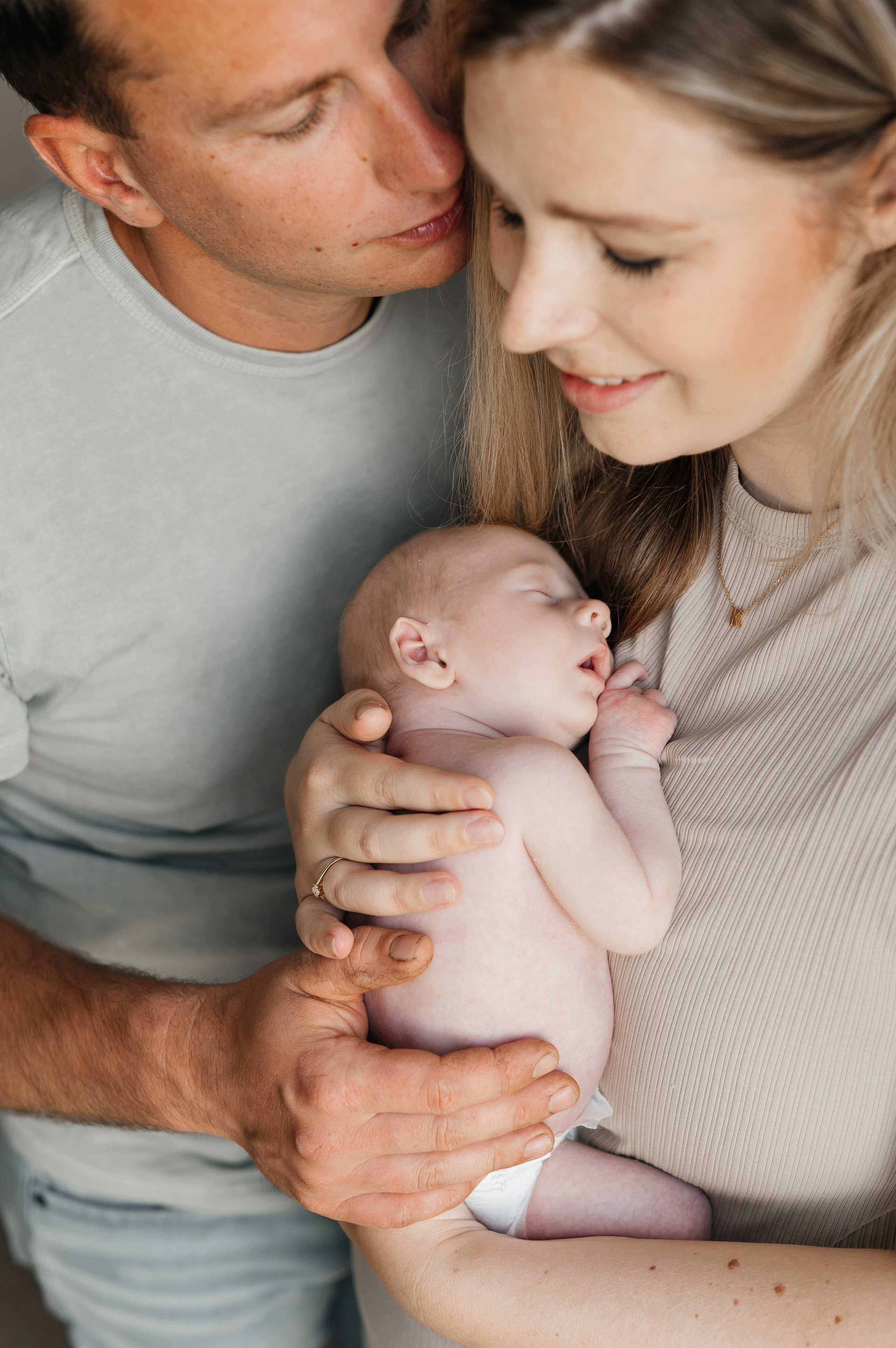 Lifestyle nyföddfotografering i Halmstad. Bröllops- och familjefotograf i Halmstad | Valentina