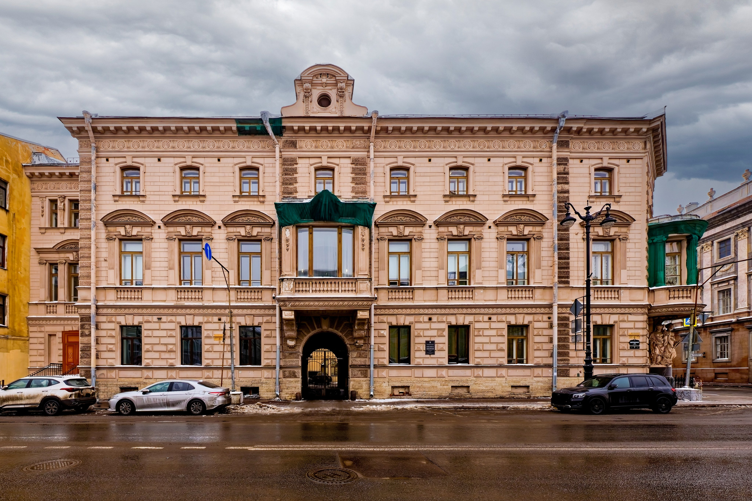 Санкт-Петербург, улица Миллионная, дом 7 (Мраморный переулок, дом 1, Дворцовая набережная, дом 8). Дом Ильи Федуловича Громова (дворец Кантемира) (фасад по Миллионной улице), 1877 год. Архитектор Карл Карлович Рахау. 