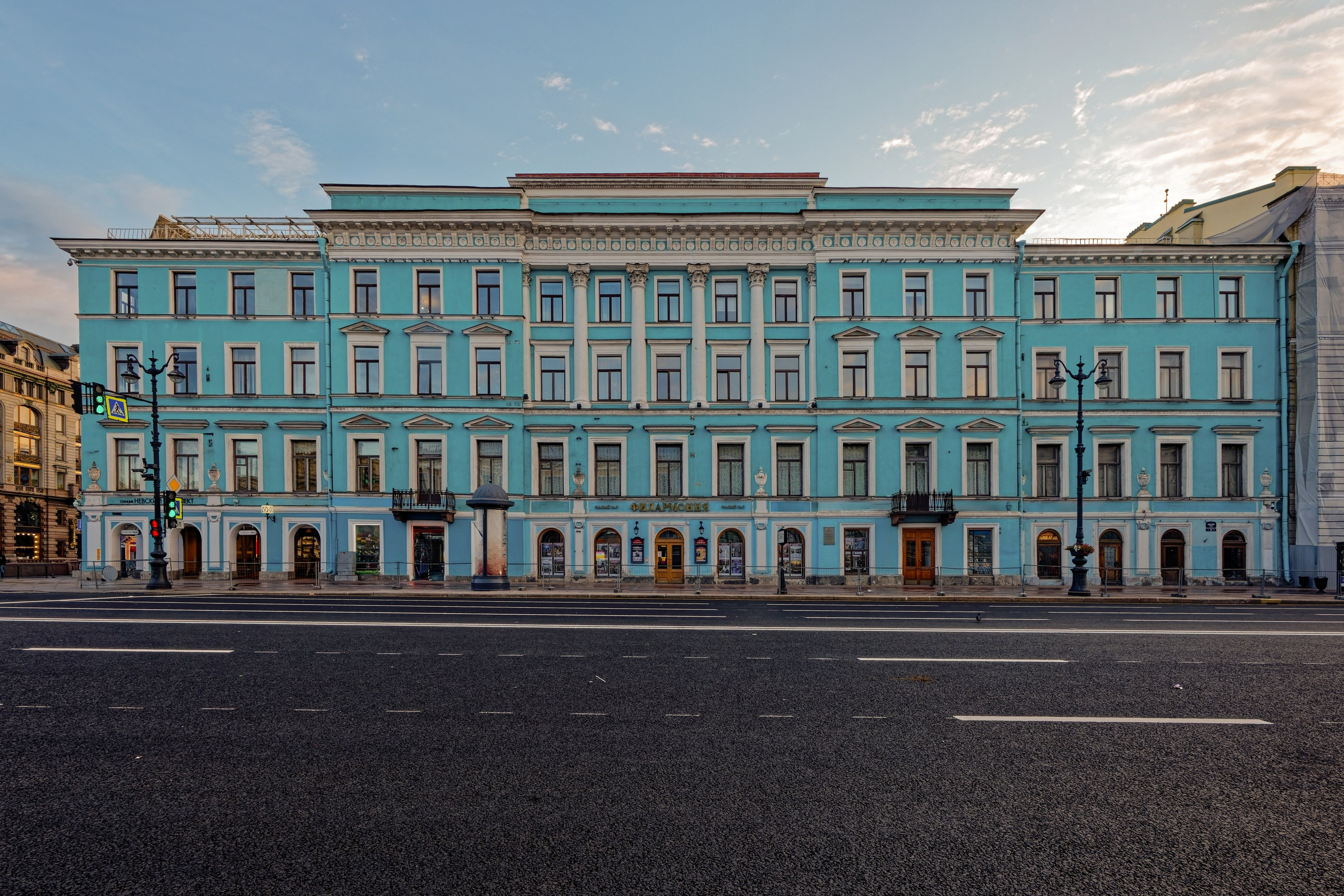 Санкт-Петербург, Невский проспект, дом 30 (набережная канала Грибоедова, 16). Дом В. В. Энгельгардта, 1831 год. Архитектор Павел Петрович (Поль) Жако. 1896 год - Леонид Николаевич Бенуа (внутренняя перестройка).  ОКНРЗ 781510214860005