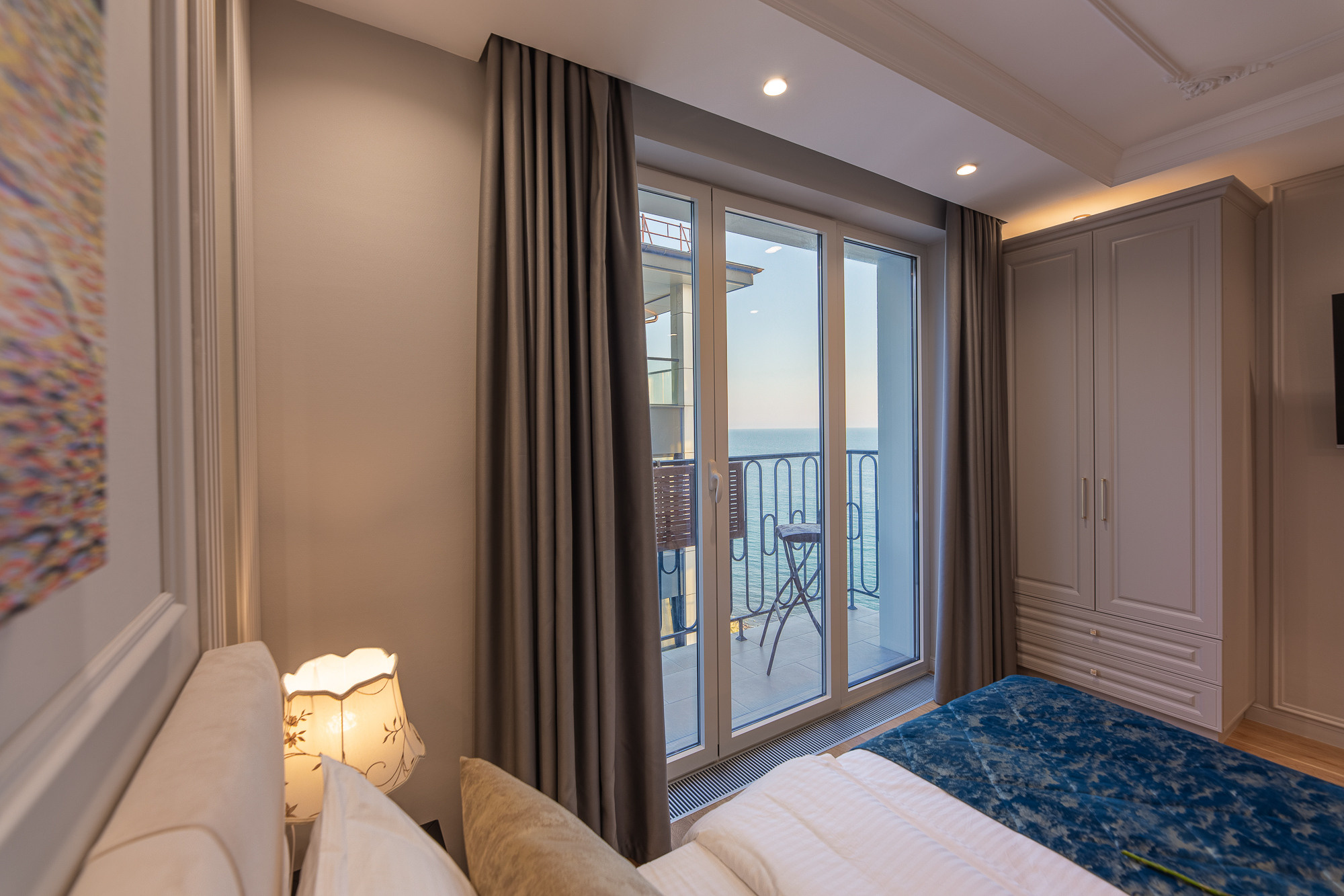 Renatphoto-фотосъемка апартаментов в Новороссийске. Профессиональная фотосъёмка интерьеров, предметная фотосессия еды для меню г. Анапа