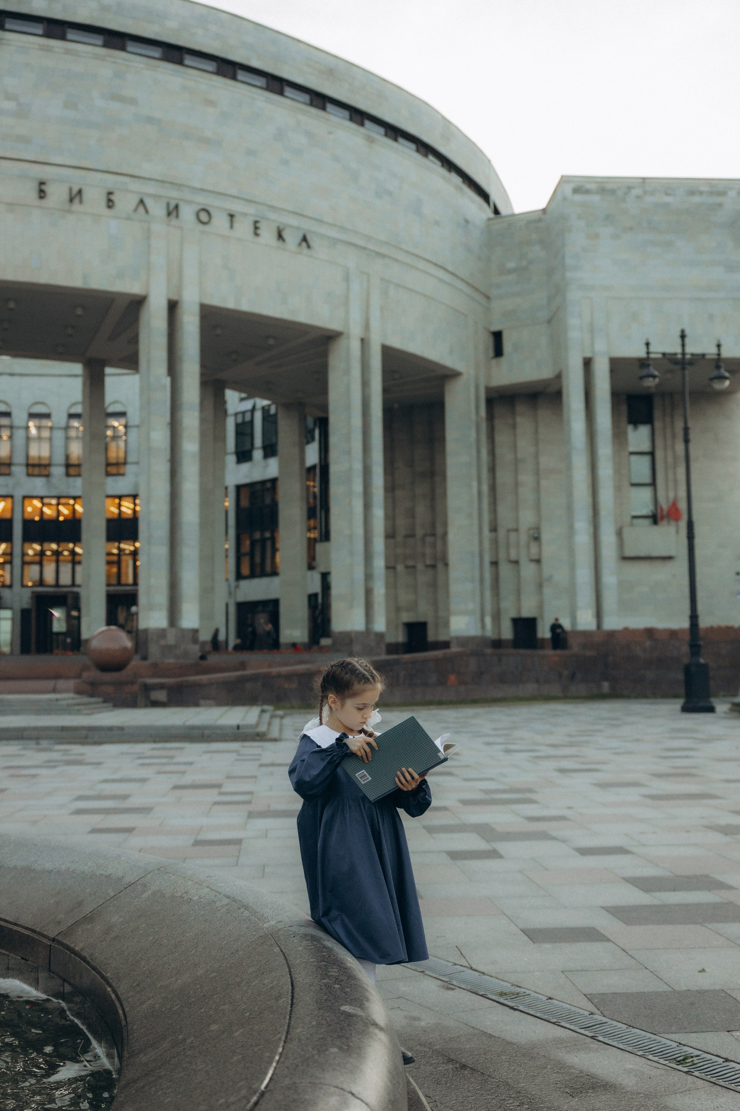 девочка у библиотеки с книгой фото