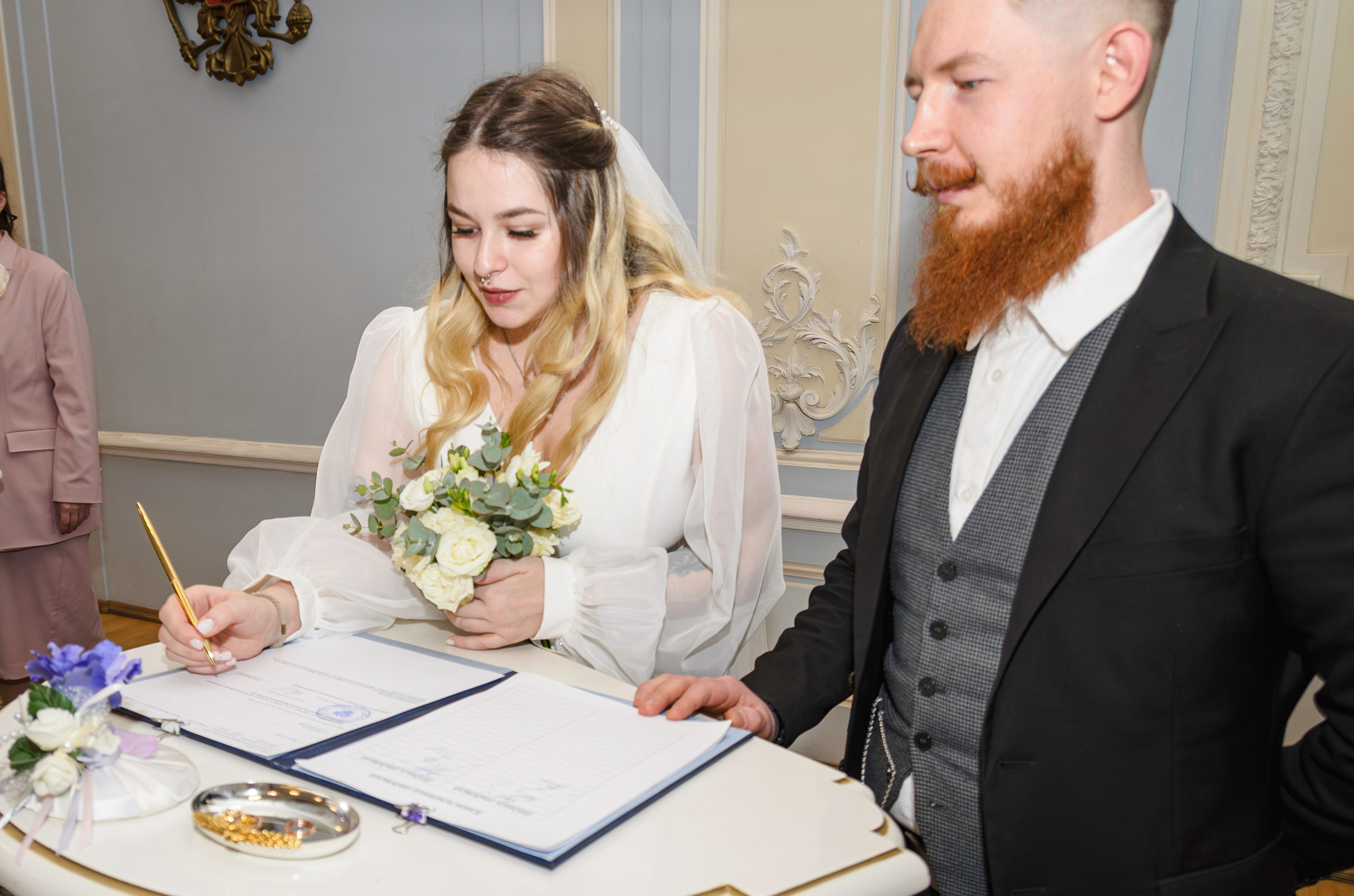 Репортажка в ЗАГСе росписи молодожёнов. Портретный и репортажный фотограф в Санкт-Петербурге