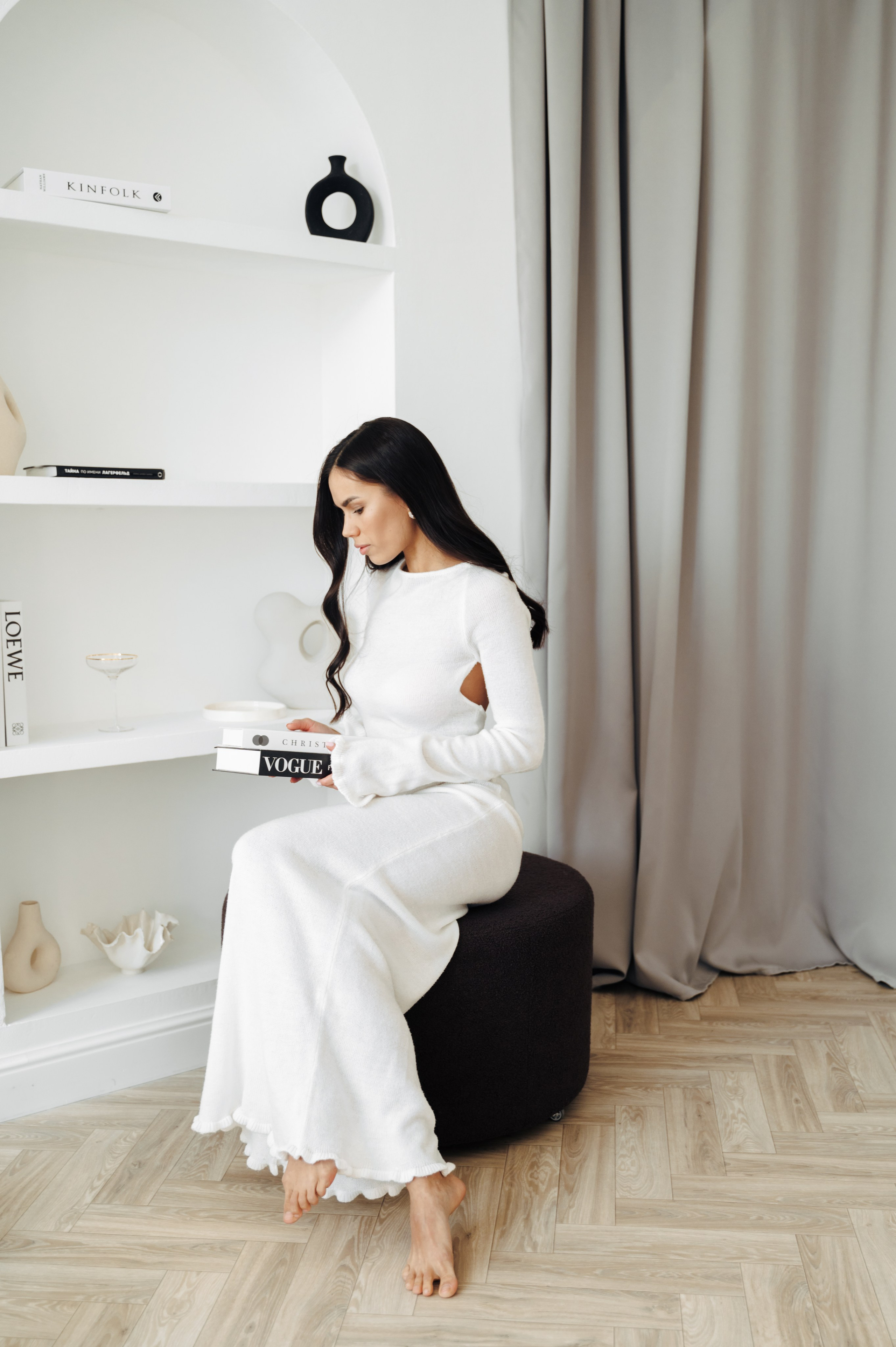 Девушка с книгой фотосессия в фотостудии Mua Екатеринбург