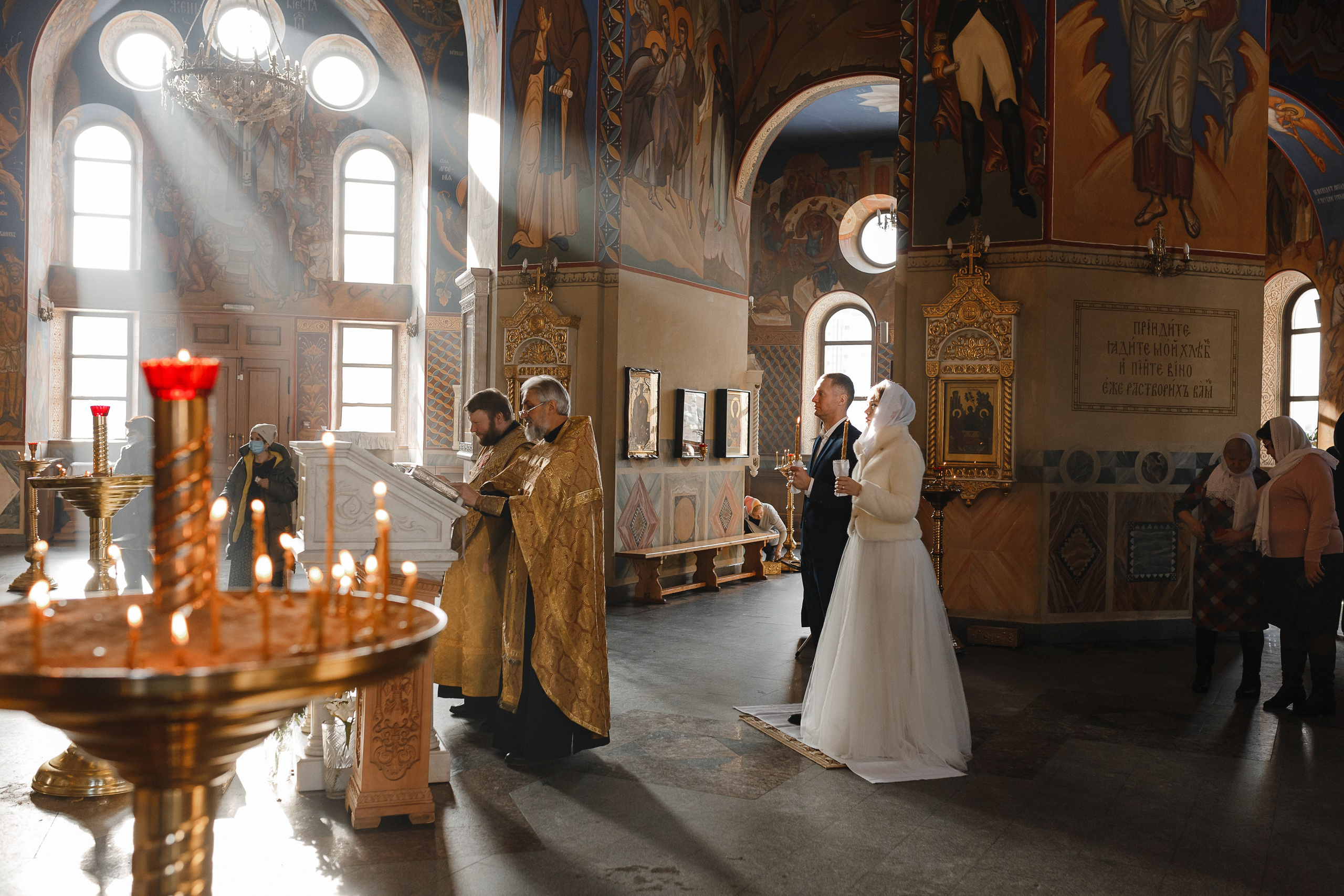 Профессиональный фотограф на таинство венчания в Москве и Московской области. Свадебный фотограф в Москве Мария Крош
