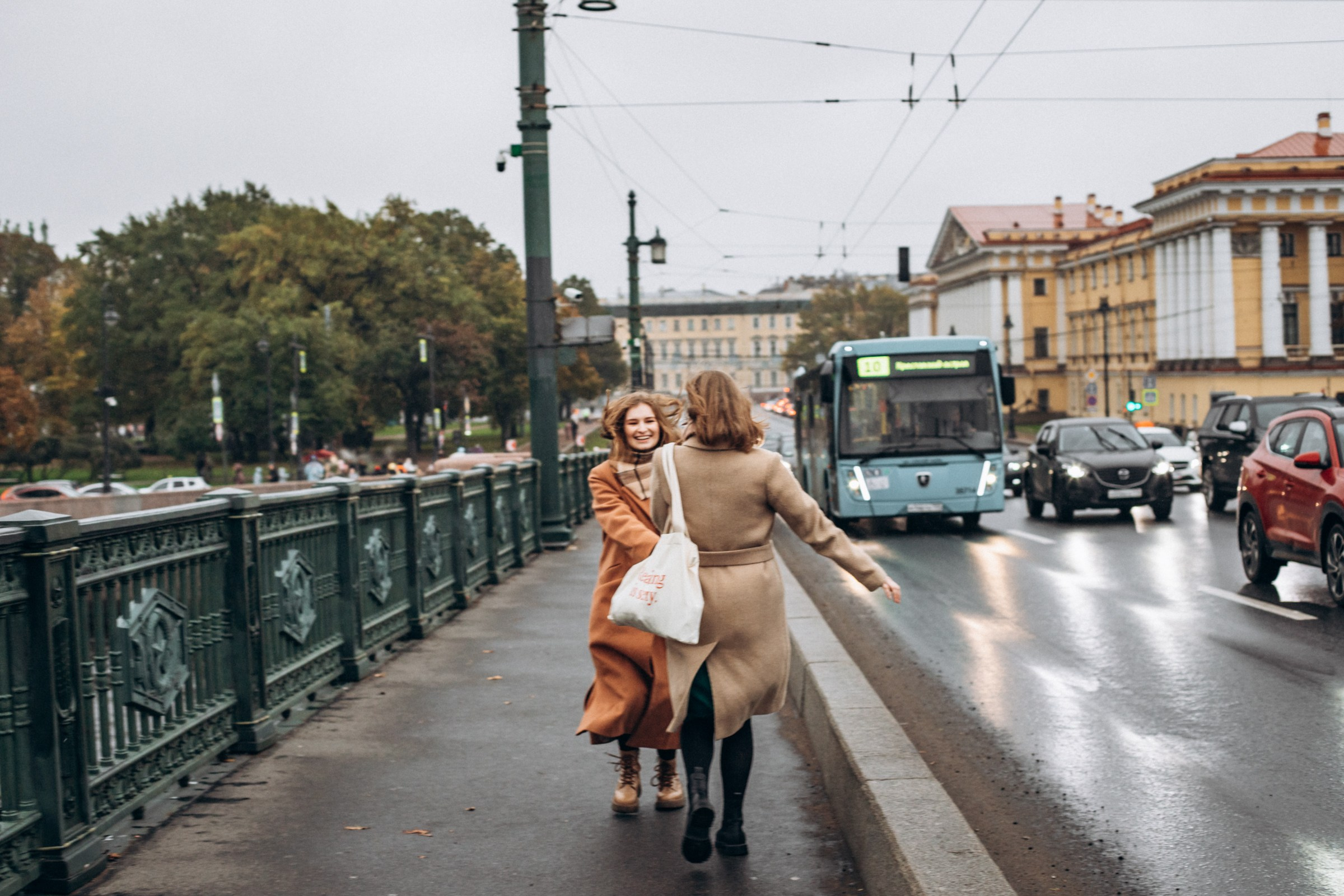 Сестры Саша и Полина в октябре. Фотопрогулка в Петербурге. Индивидуальный и семейный фотограф в Санкт-Петербурге