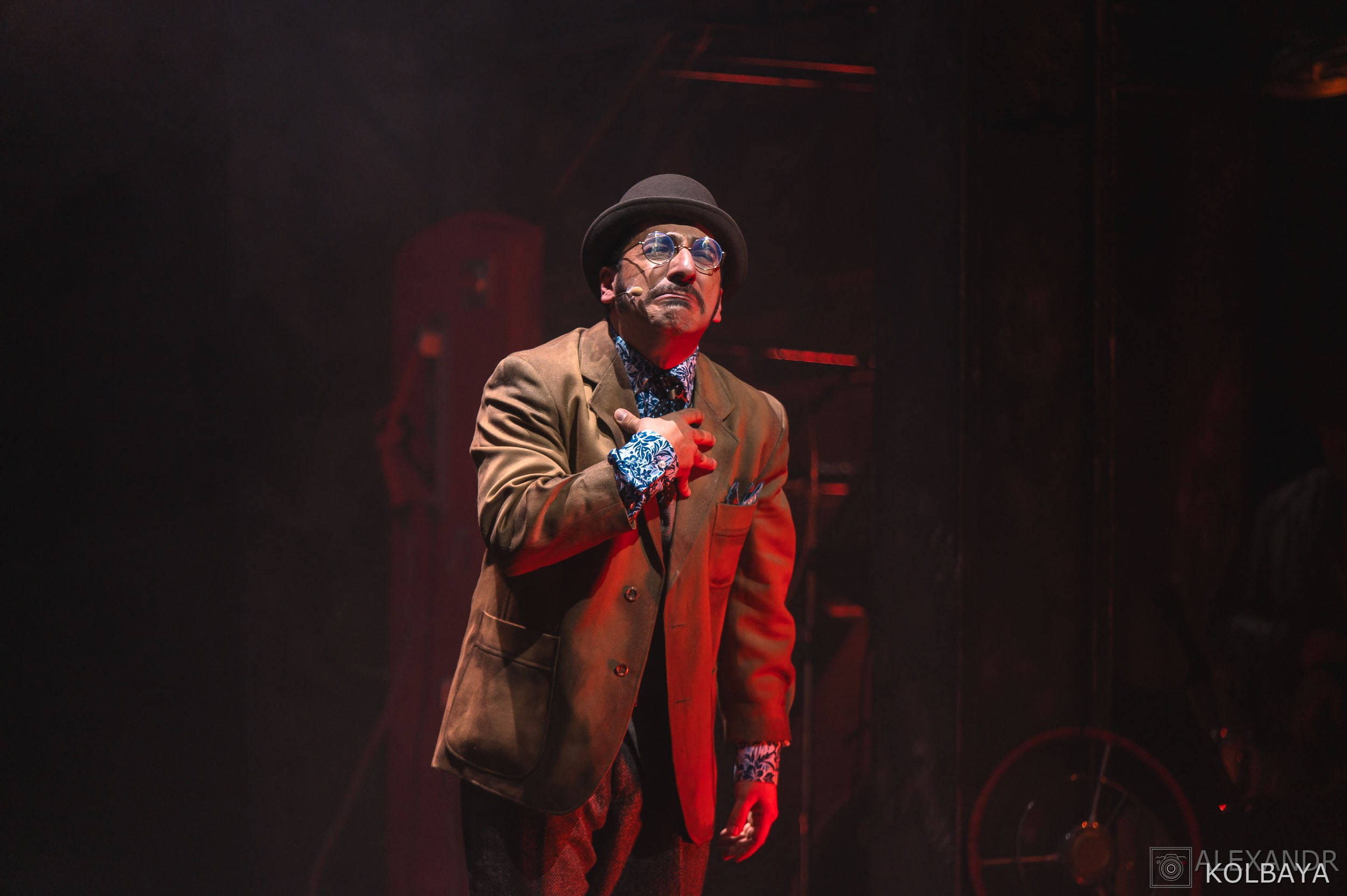 Фотографии со спектакля «Однажды в городе N». Концертный и театральный репортажный фотограф в Москве Александр Колбая