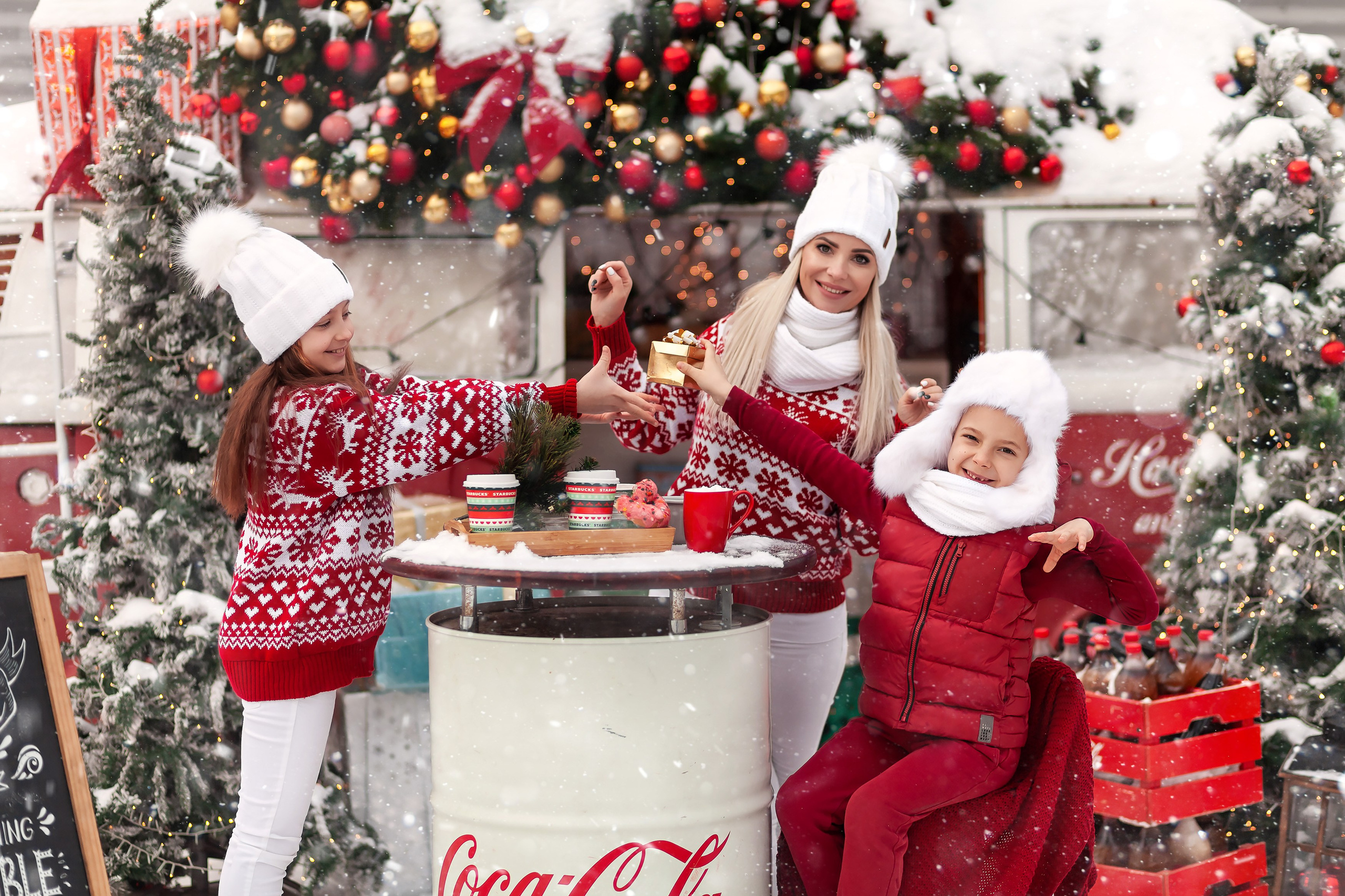 Праздничное семейное фото с новогодней атмосферой