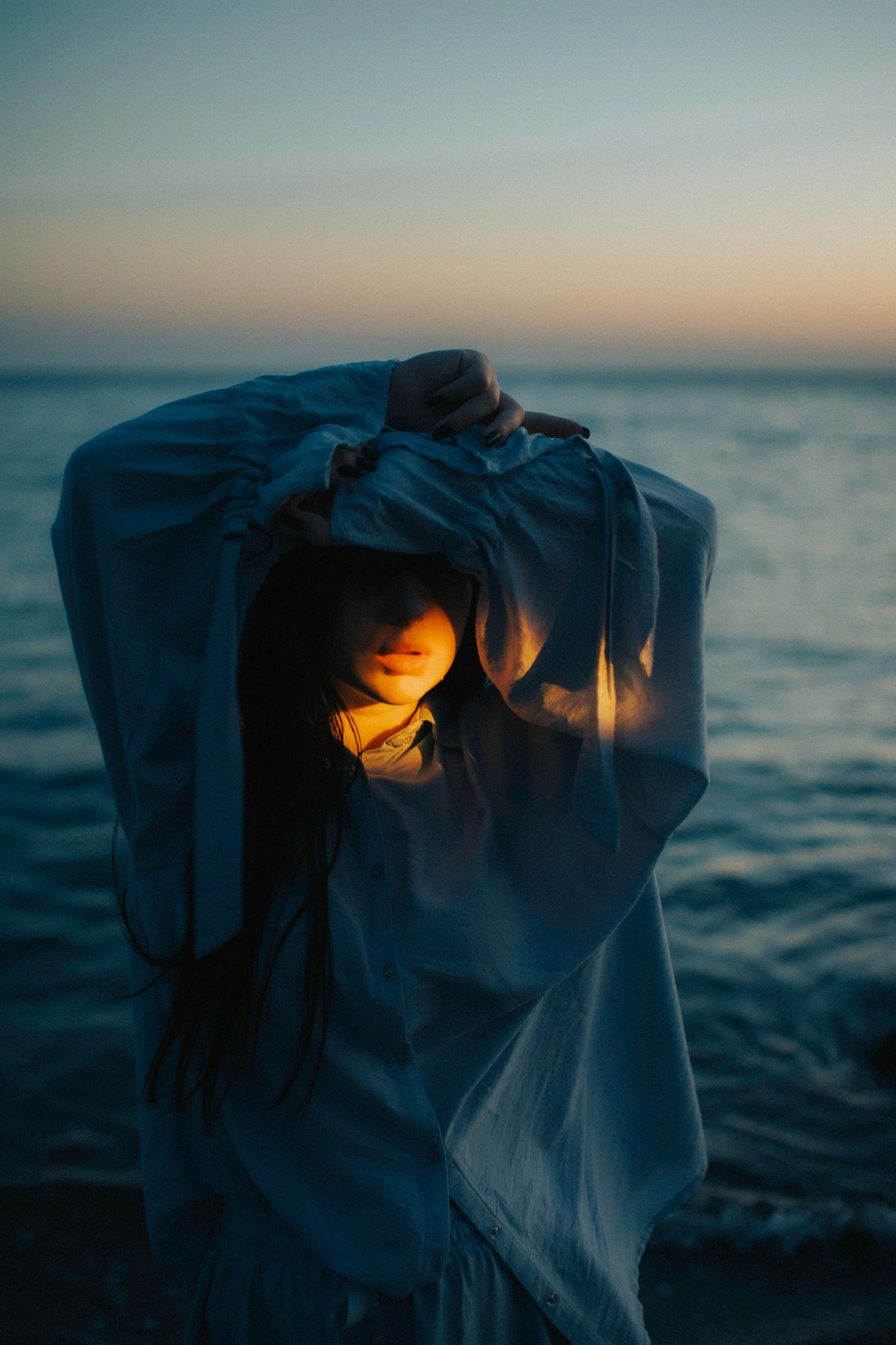 Фотосессия с цветным светом у моря