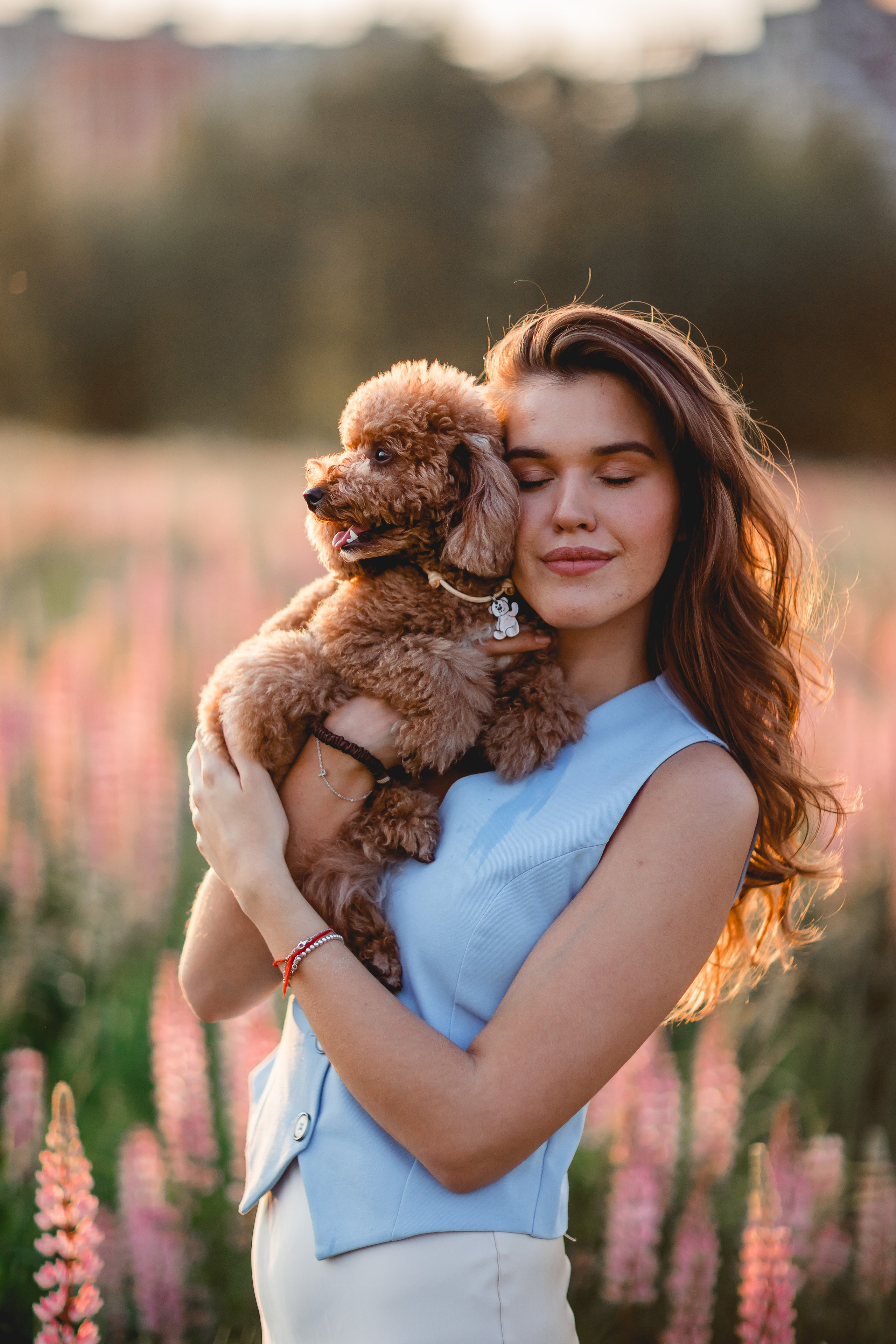 Катя и Джемма в люпинах. Семейный фотограф анималист Мария Крючкова