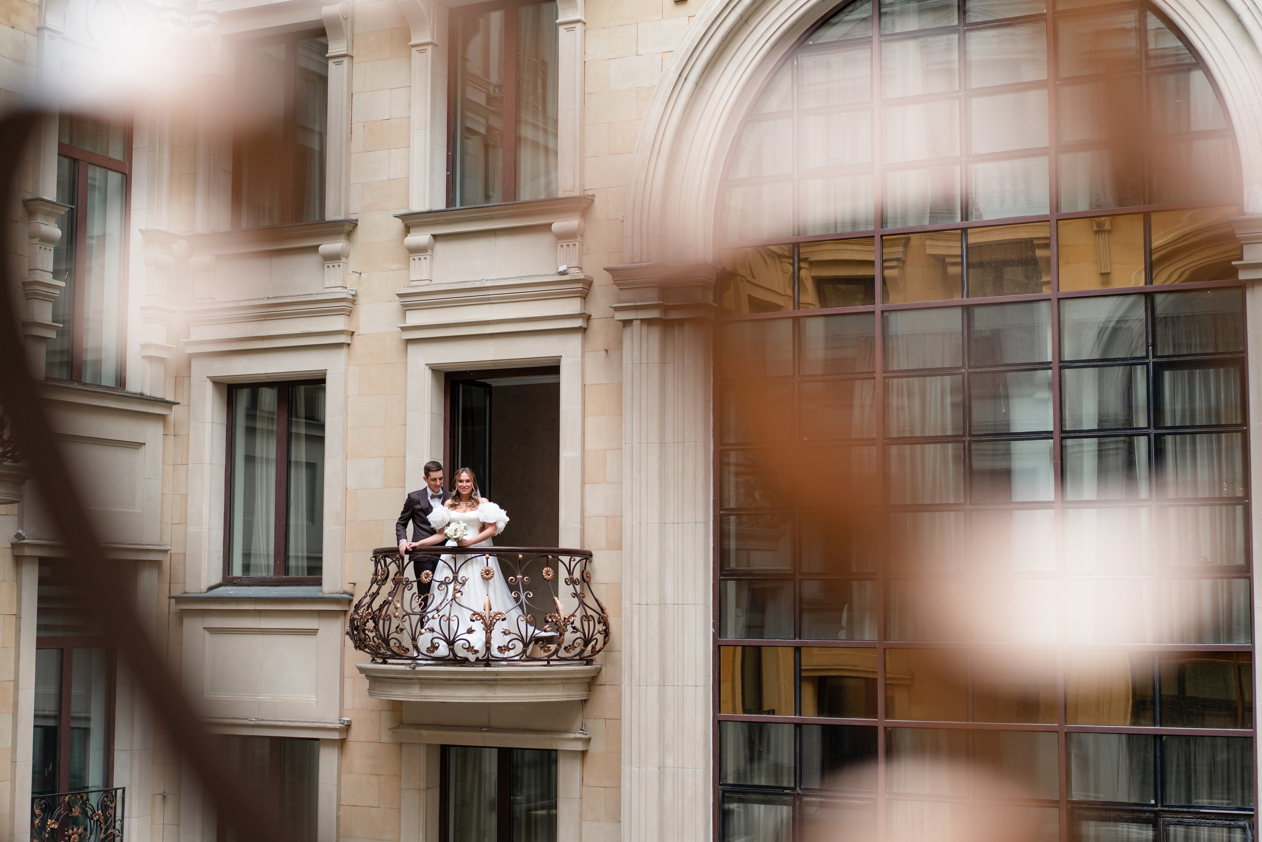 Свадебная фотосессия в отеле The St. Regis Moscow Nikolskaya. Свадебный фотограф Вера Климова