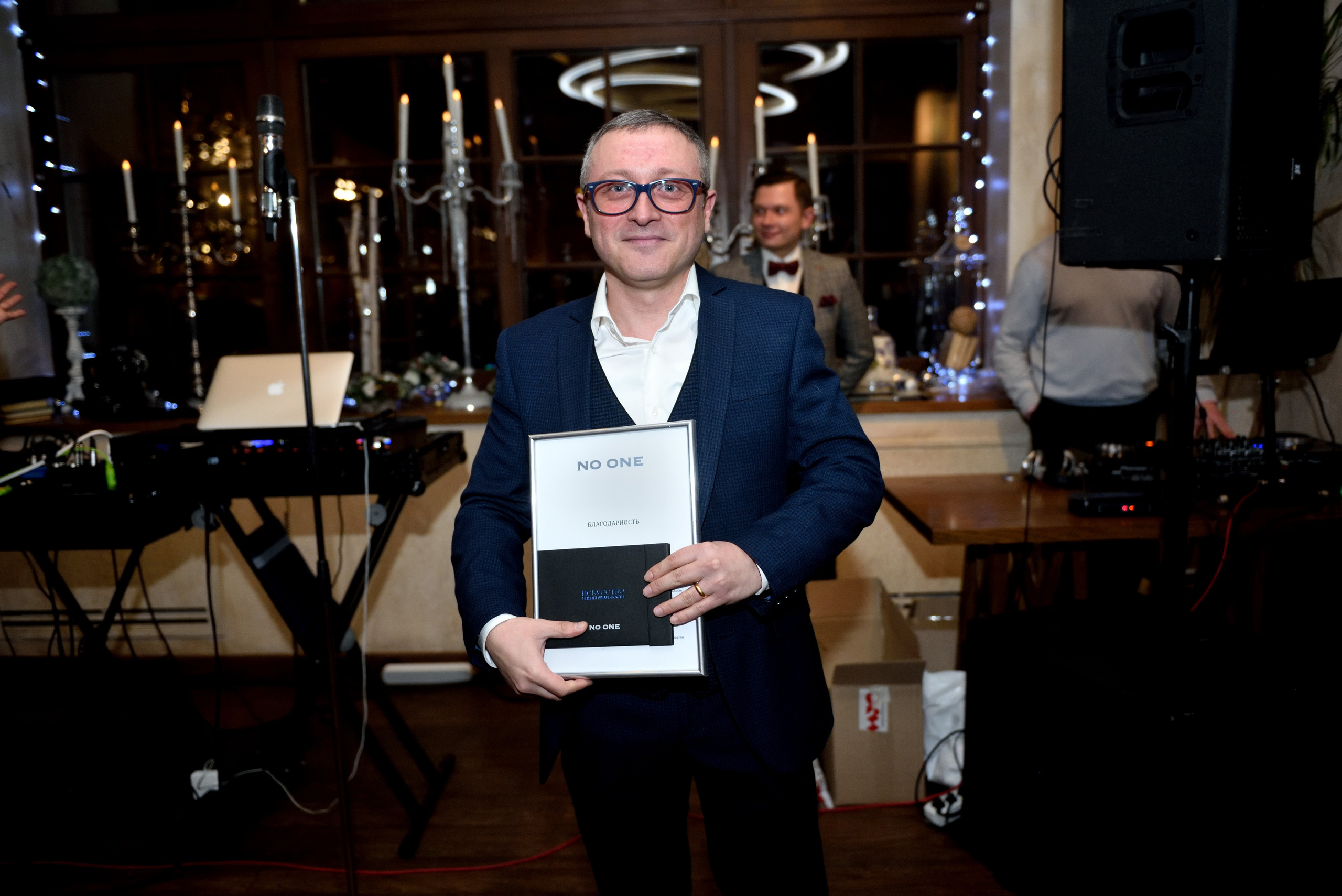 "Фотография - награждение лучших работников года".