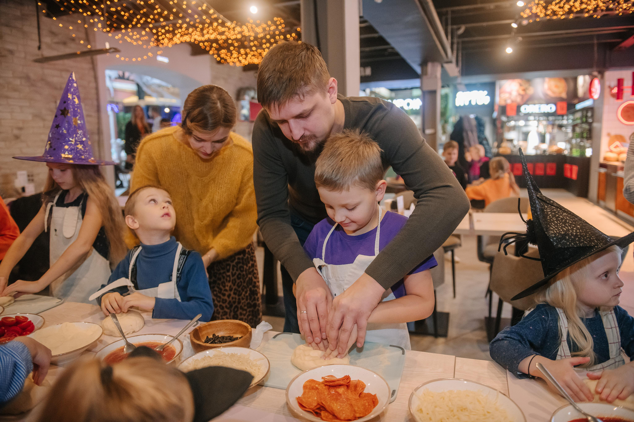 Гастродвор детский мастер-класс на Хеллоуин по приготовлению пиццы. Фотограф Валерия Голубева (Миронова)