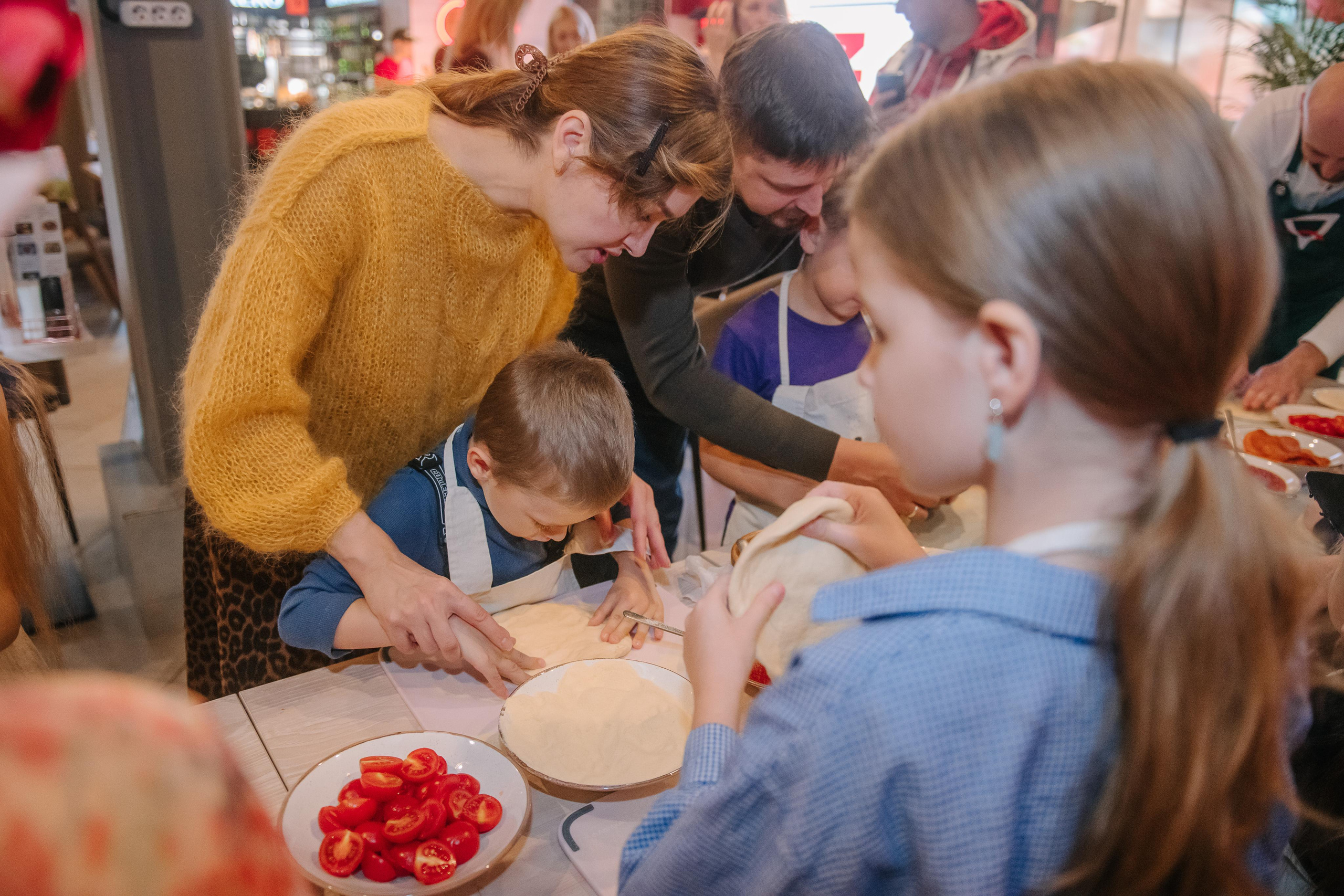 Гастродвор детский мастер-класс на Хеллоуин по приготовлению пиццы. Фотограф Валерия Голубева (Миронова)
