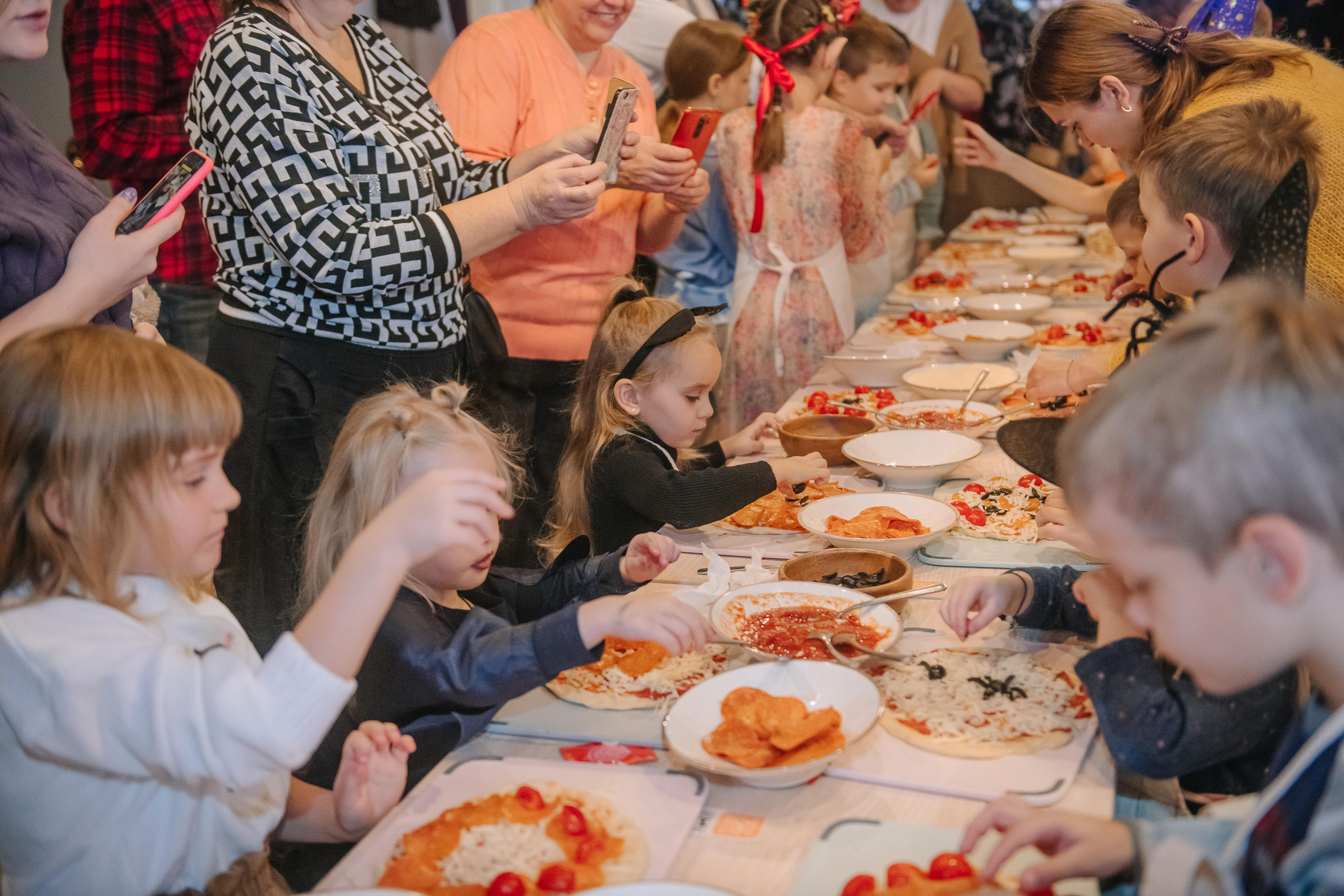 Гастродвор детский мастер-класс на Хеллоуин по приготовлению пиццы. Фотограф Валерия Голубева (Миронова)