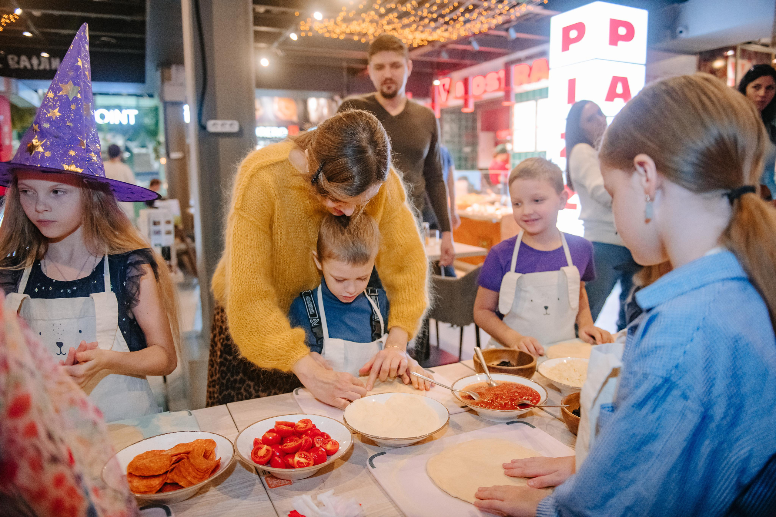 Гастродвор детский мастер-класс на Хеллоуин по приготовлению пиццы. Фотограф Валерия Голубева (Миронова)