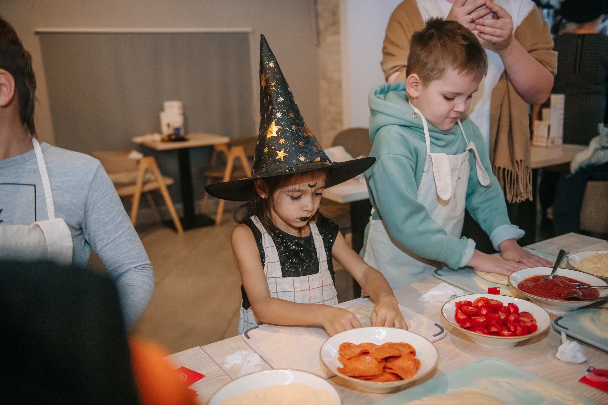 Гастродвор детский мастер-класс на Хеллоуин по приготовлению пиццы. Фотограф Валерия Голубева (Миронова)