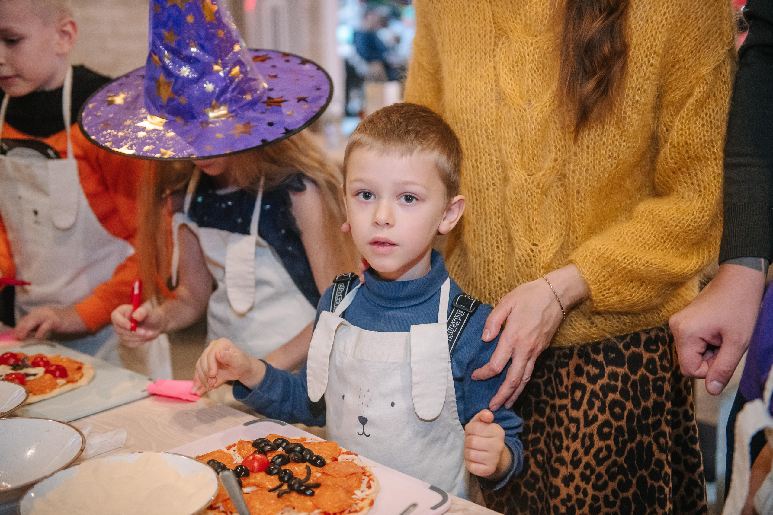 Гастродвор детский мастер-класс на Хеллоуин по приготовлению пиццы. Фотограф Валерия Голубева (Миронова)