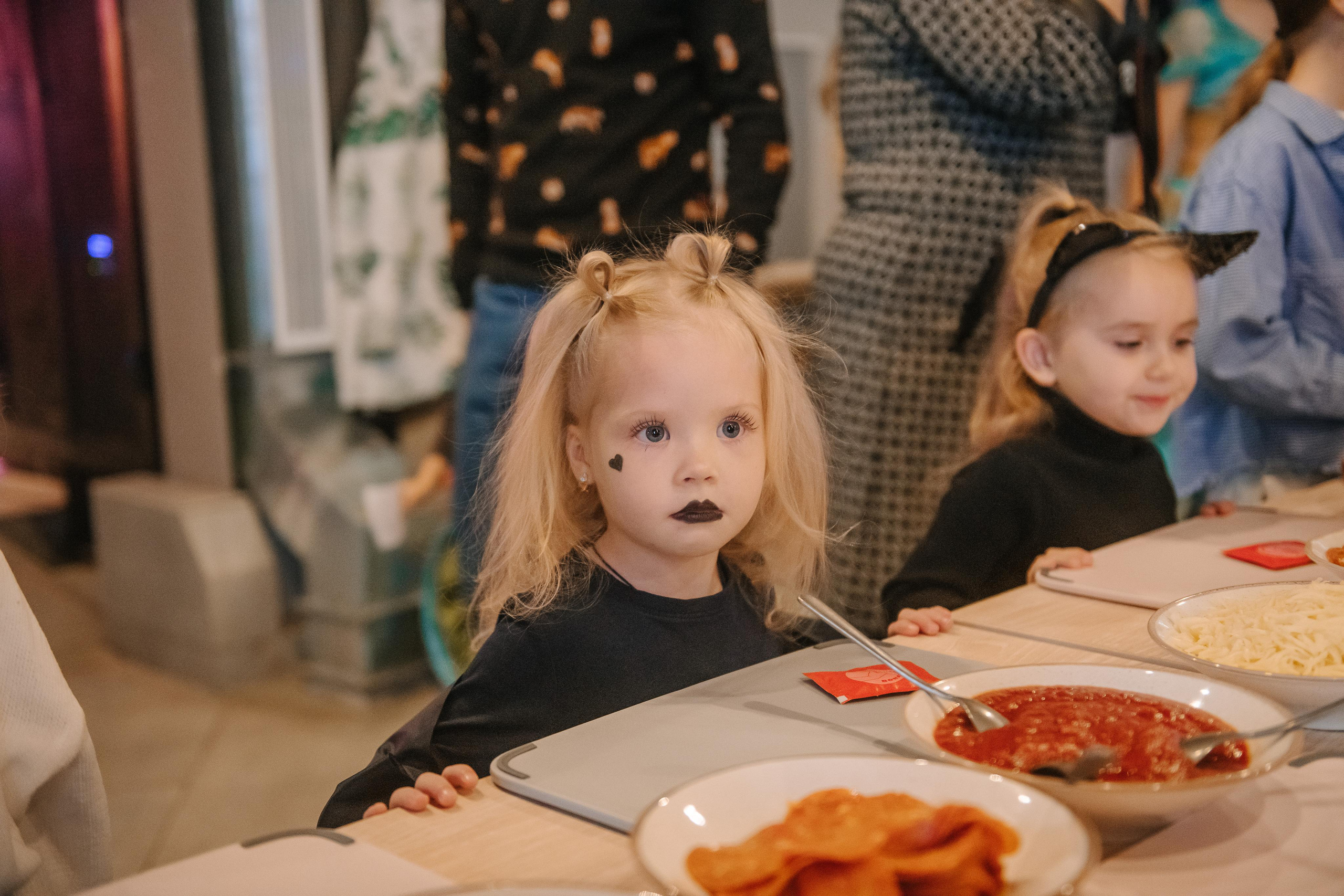 Гастродвор детский мастер-класс на Хеллоуин по приготовлению пиццы. Фотограф Валерия Голубева (Миронова)