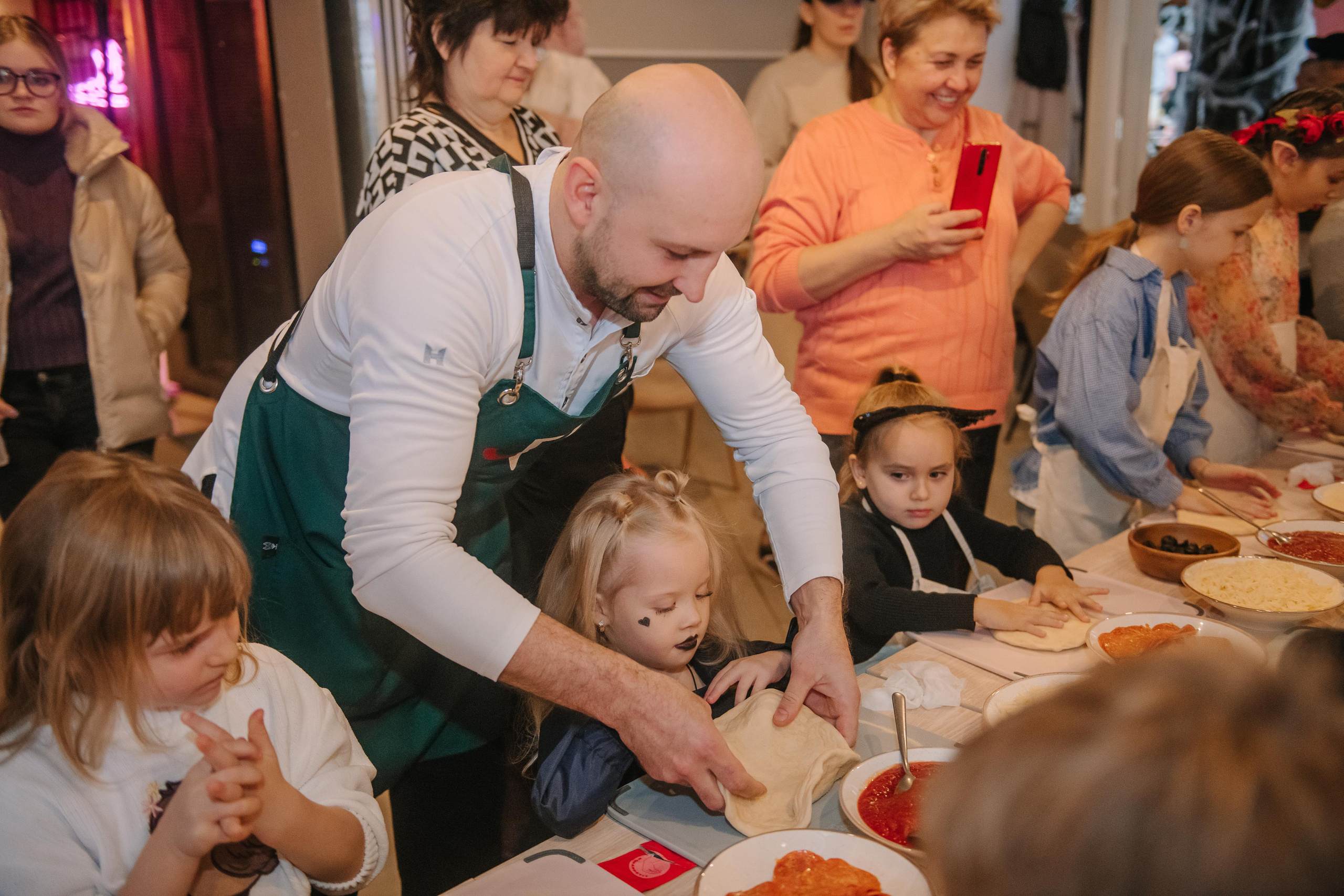 Гастродвор детский мастер-класс на Хеллоуин по приготовлению пиццы. Фотограф Валерия Голубева (Миронова)
