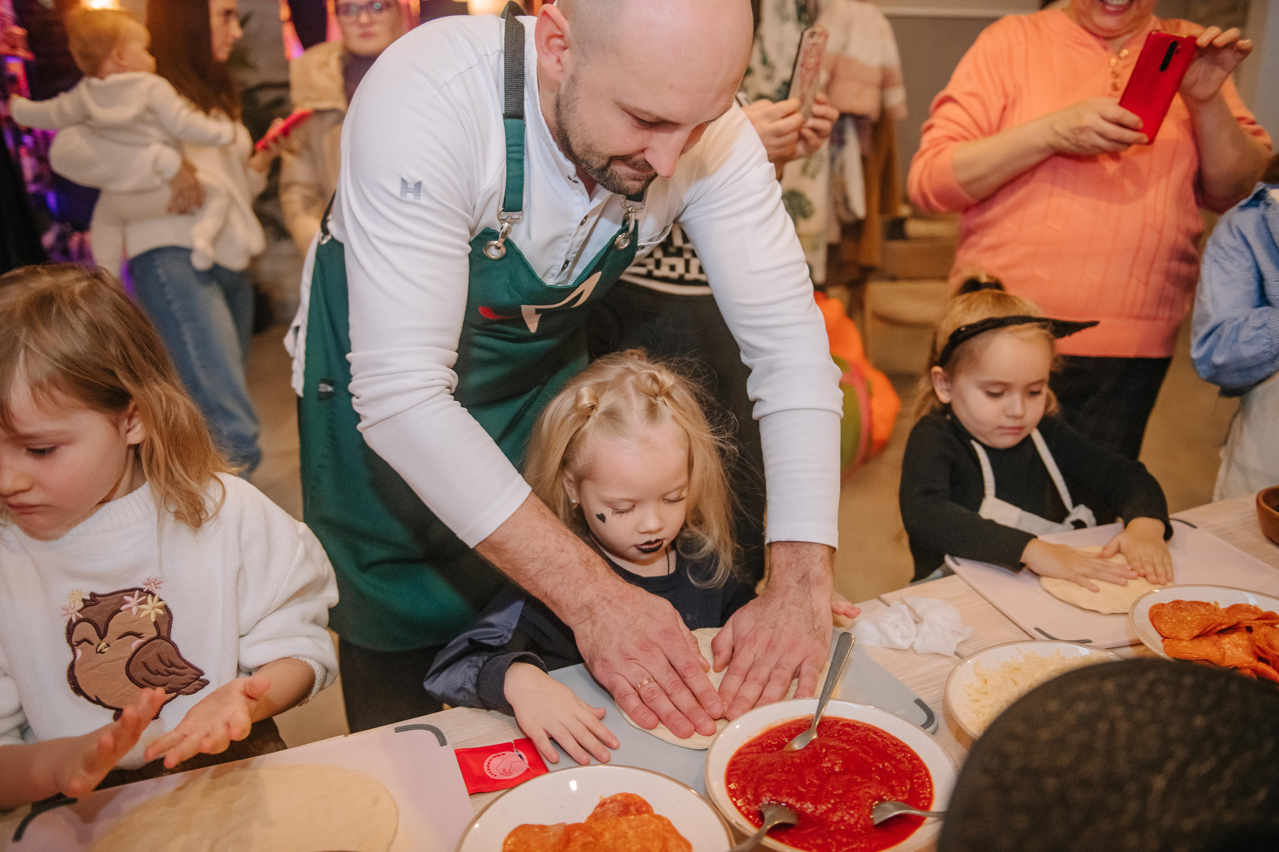 Гастродвор детский мастер-класс на Хеллоуин по приготовлению пиццы. Фотограф Валерия Голубева (Миронова)