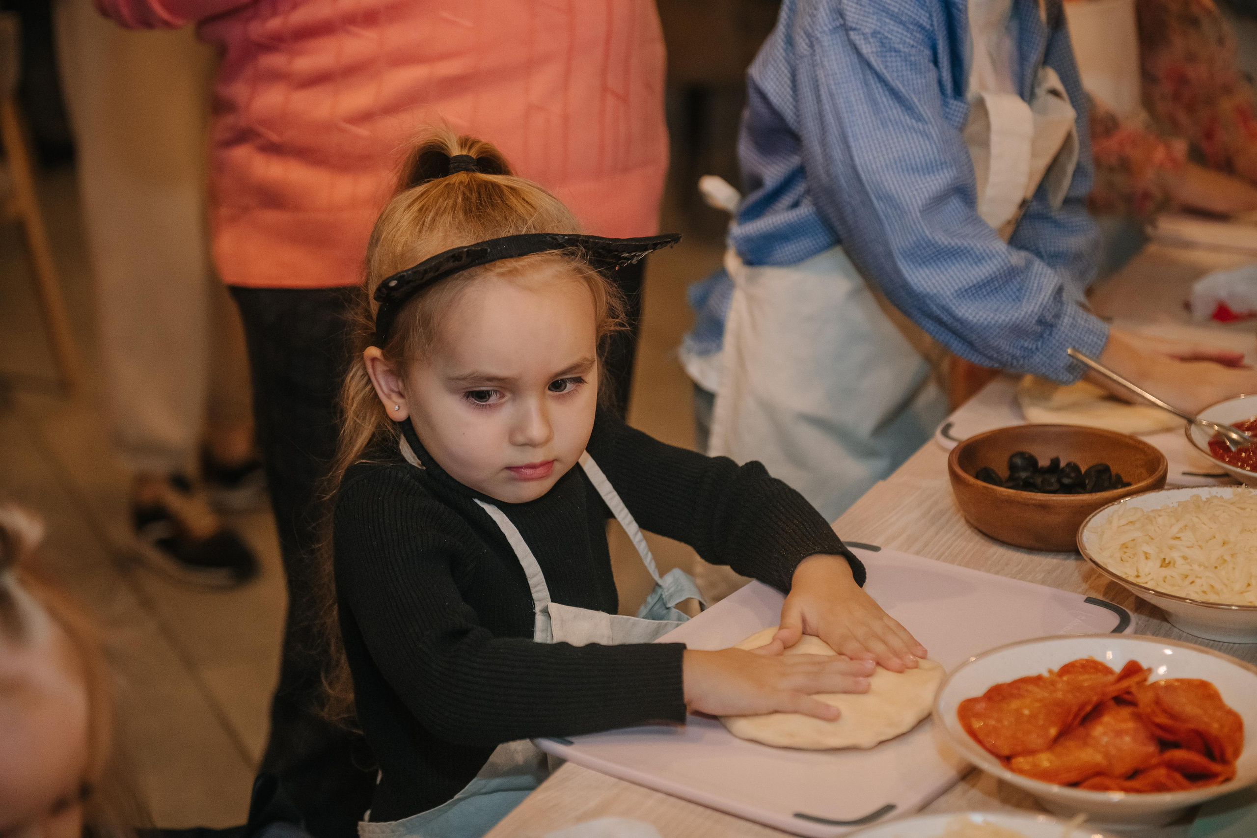 Гастродвор детский мастер-класс на Хеллоуин по приготовлению пиццы. Фотограф Валерия Голубева (Миронова)