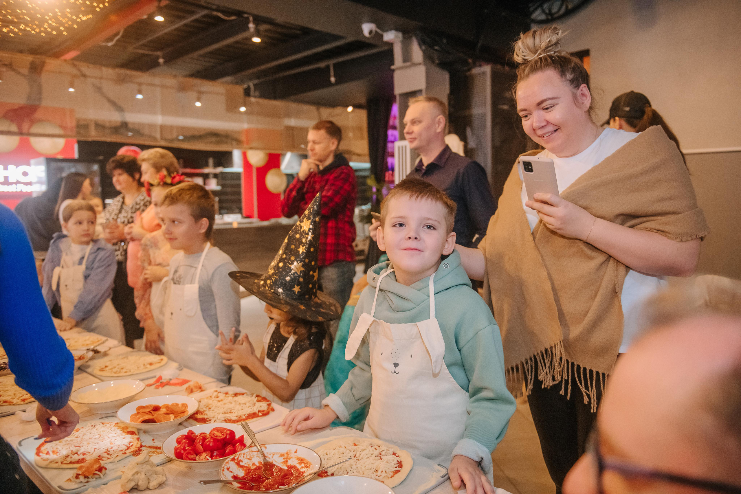 Гастродвор детский мастер-класс на Хеллоуин по приготовлению пиццы. Фотограф Валерия Голубева (Миронова)