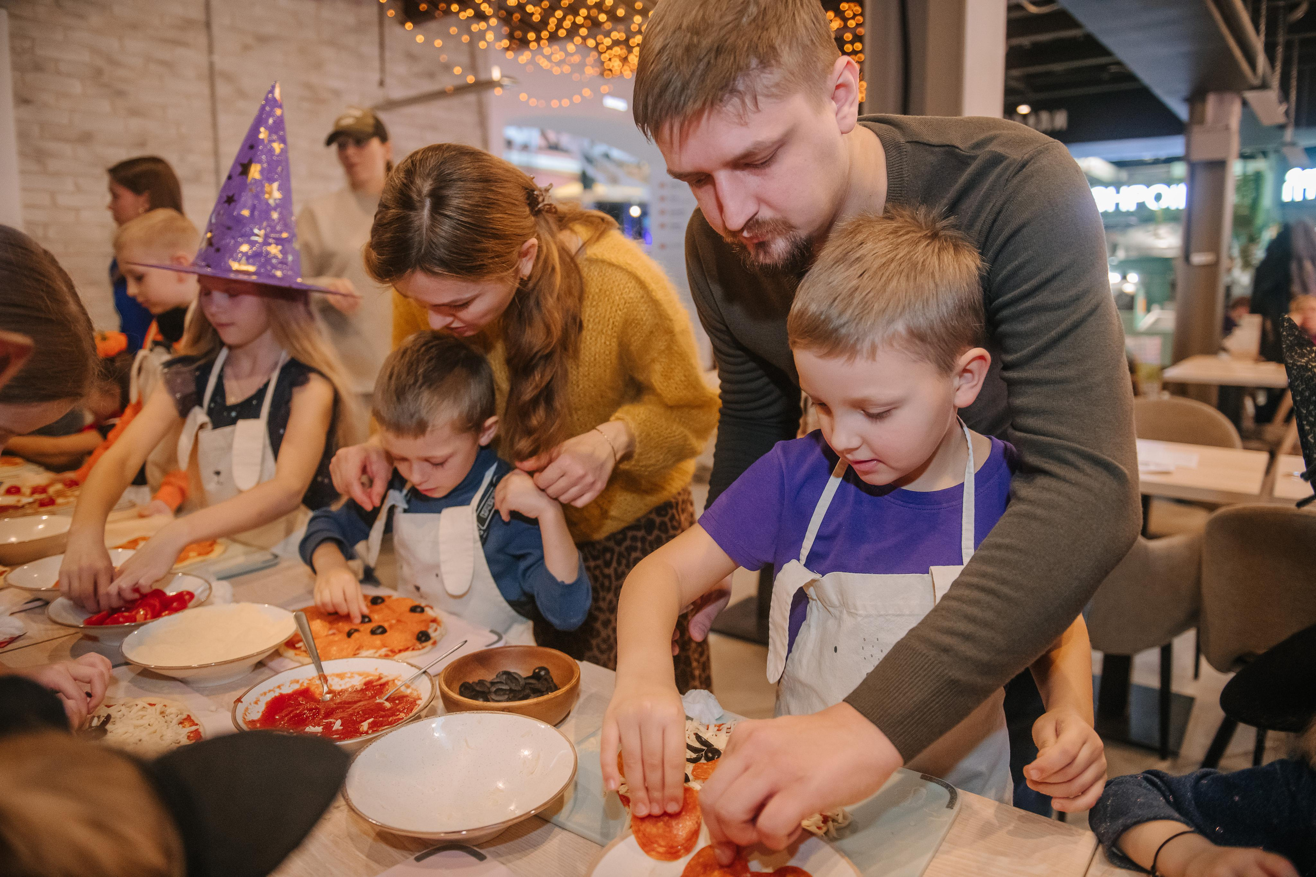 Гастродвор детский мастер-класс на Хеллоуин по приготовлению пиццы. Фотограф Валерия Голубева (Миронова)