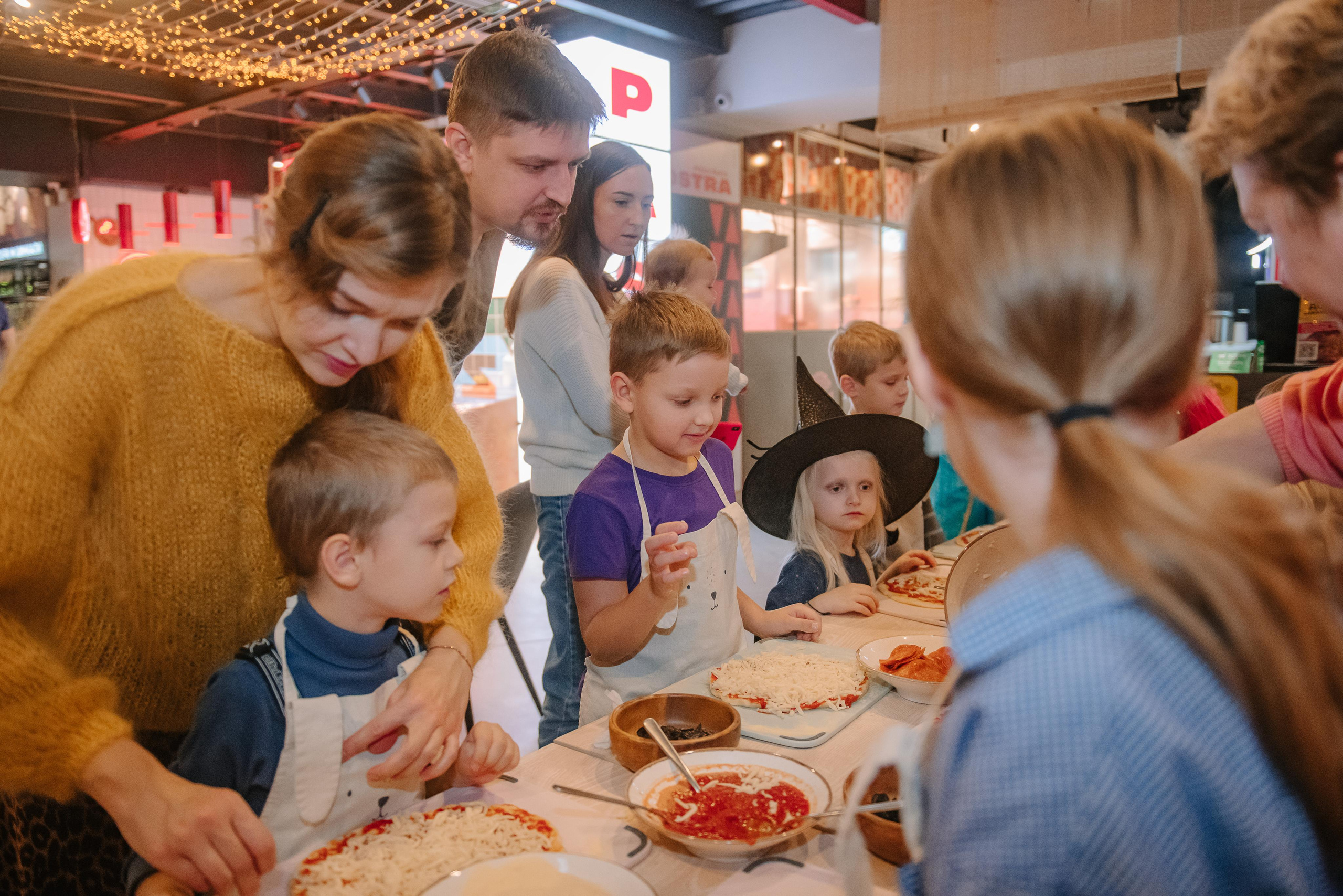 Гастродвор детский мастер-класс на Хеллоуин по приготовлению пиццы. Фотограф Валерия Голубева (Миронова)