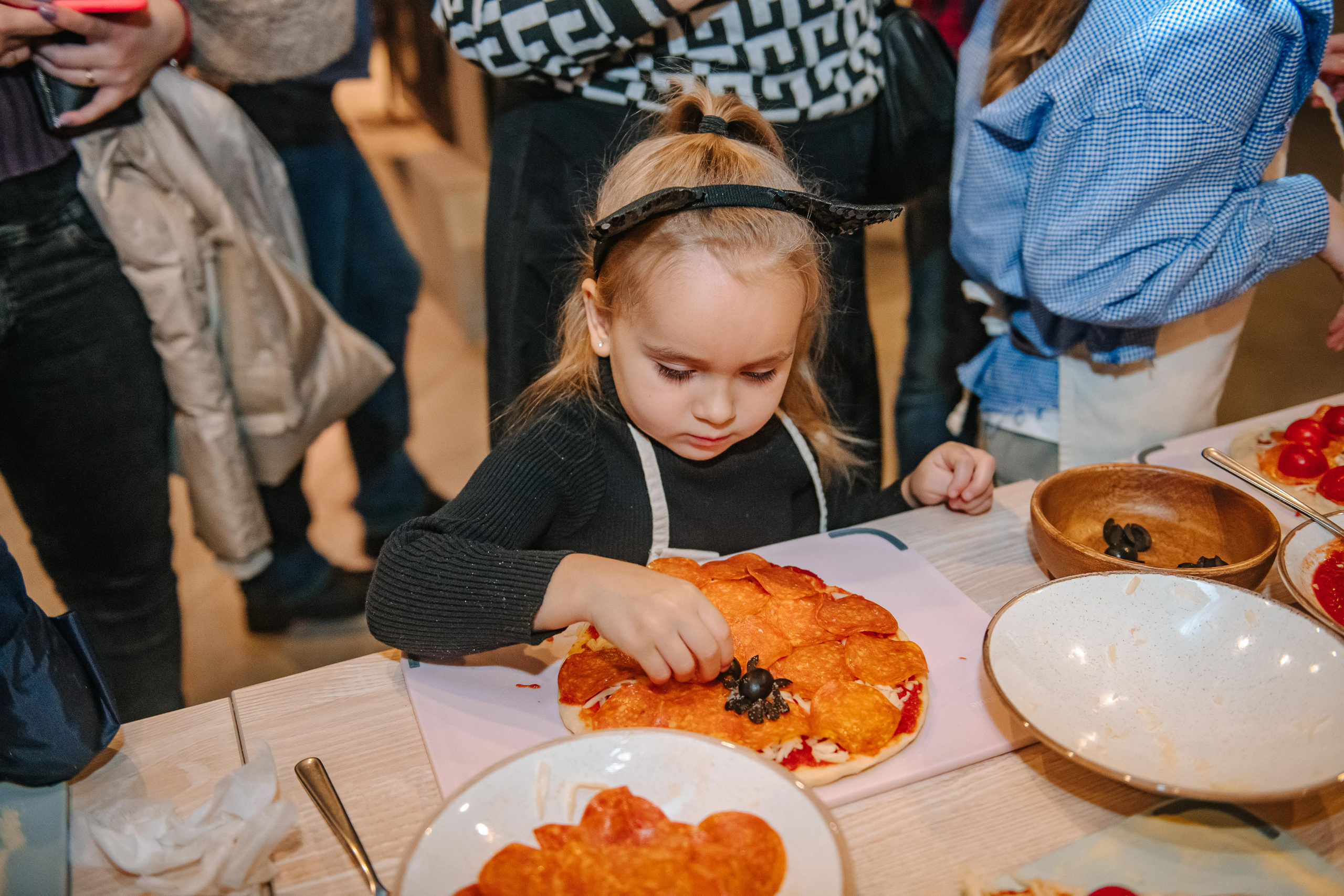 Гастродвор детский мастер-класс на Хеллоуин по приготовлению пиццы. Фотограф Валерия Голубева (Миронова)