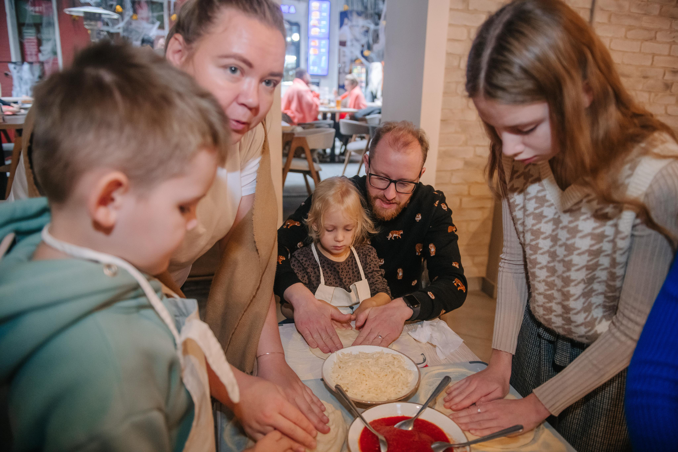 Гастродвор детский мастер-класс на Хеллоуин по приготовлению пиццы. Фотограф Валерия Голубева (Миронова)