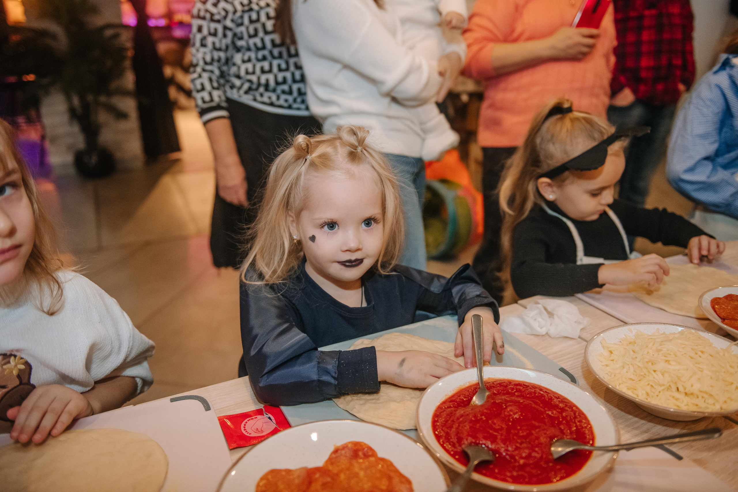 Гастродвор детский мастер-класс на Хеллоуин по приготовлению пиццы. Фотограф Валерия Голубева (Миронова)