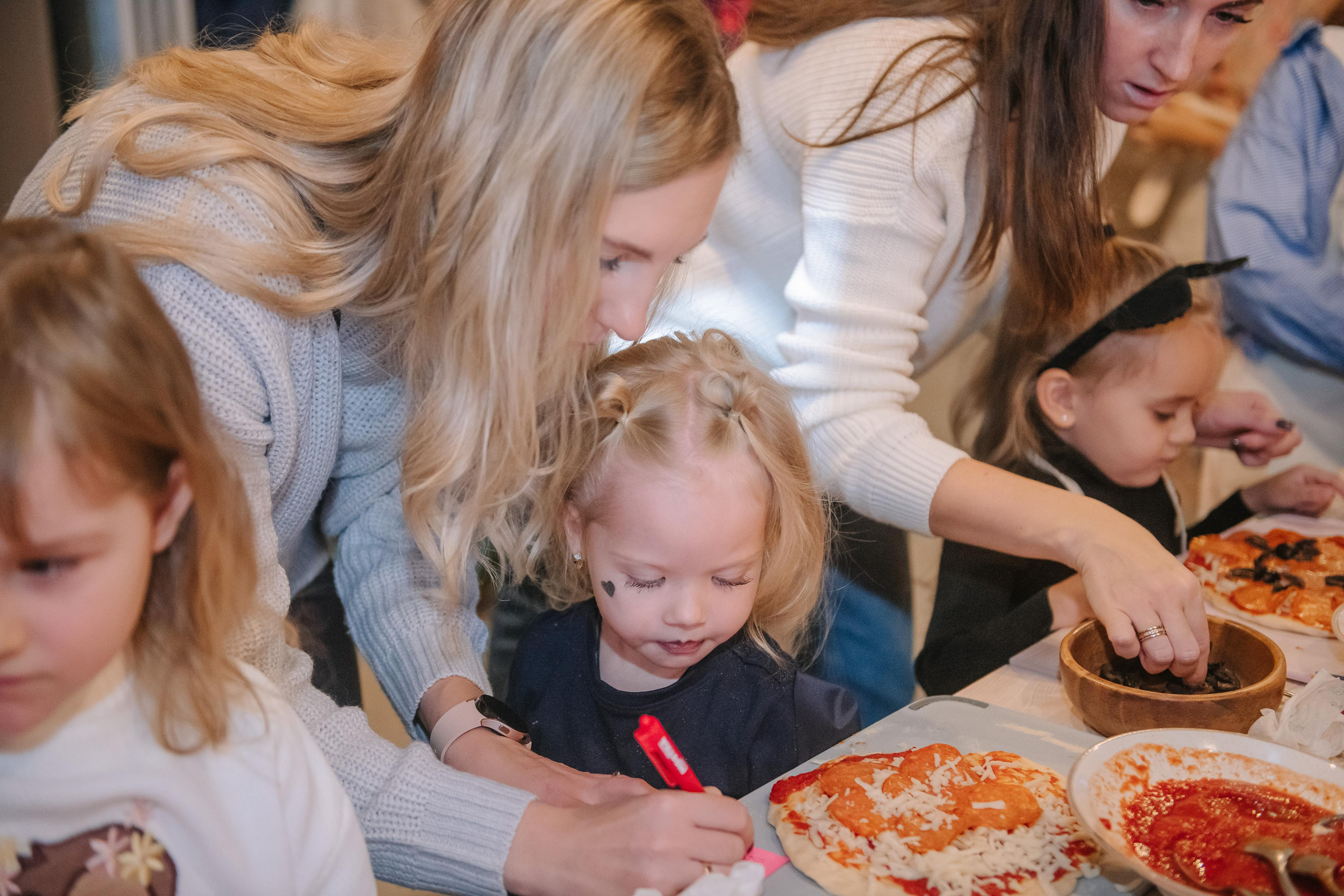 Гастродвор детский мастер-класс на Хеллоуин по приготовлению пиццы. Фотограф Валерия Голубева (Миронова)