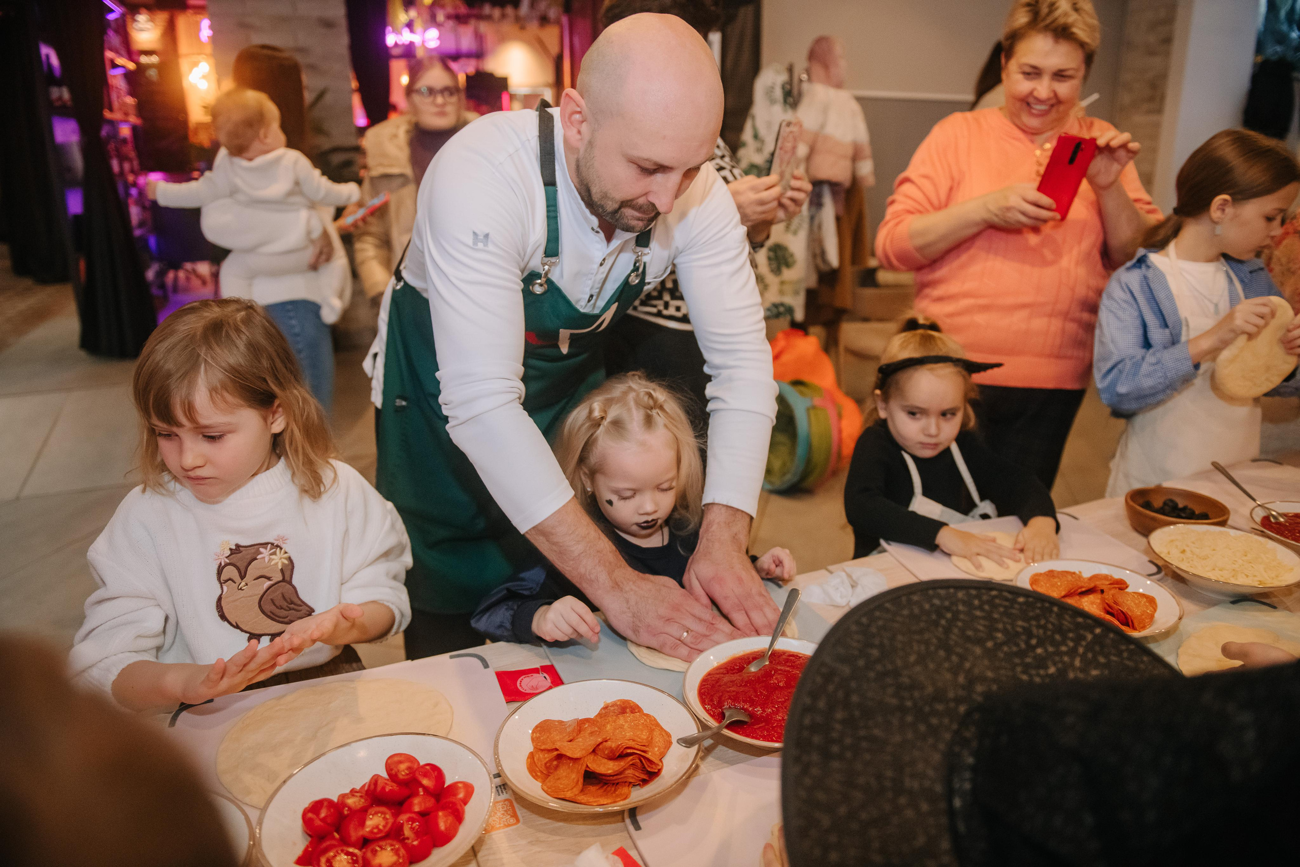 Гастродвор детский мастер-класс на Хеллоуин по приготовлению пиццы. Фотограф Валерия Голубева (Миронова)