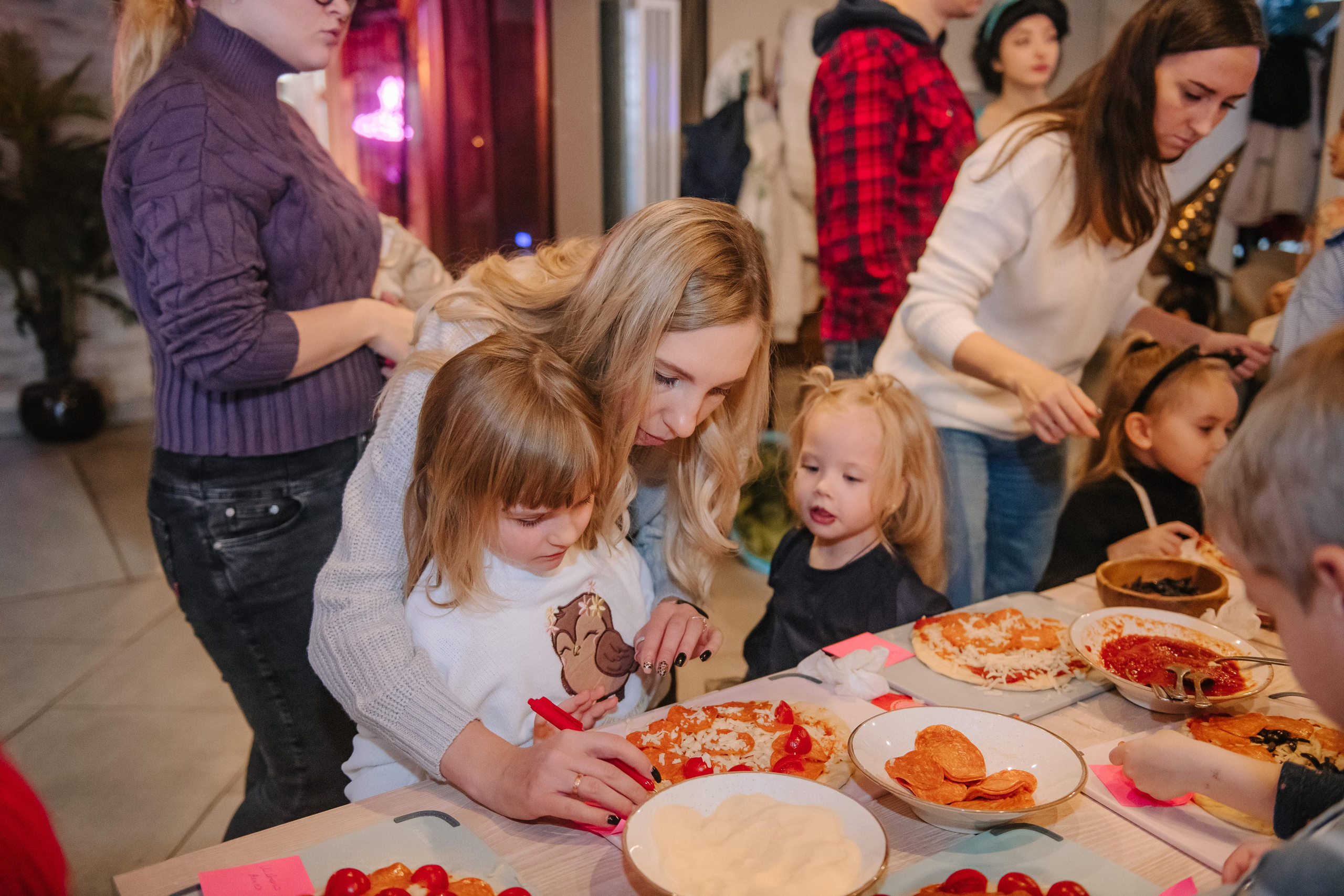 Гастродвор детский мастер-класс на Хеллоуин по приготовлению пиццы. Фотограф Валерия Голубева (Миронова)