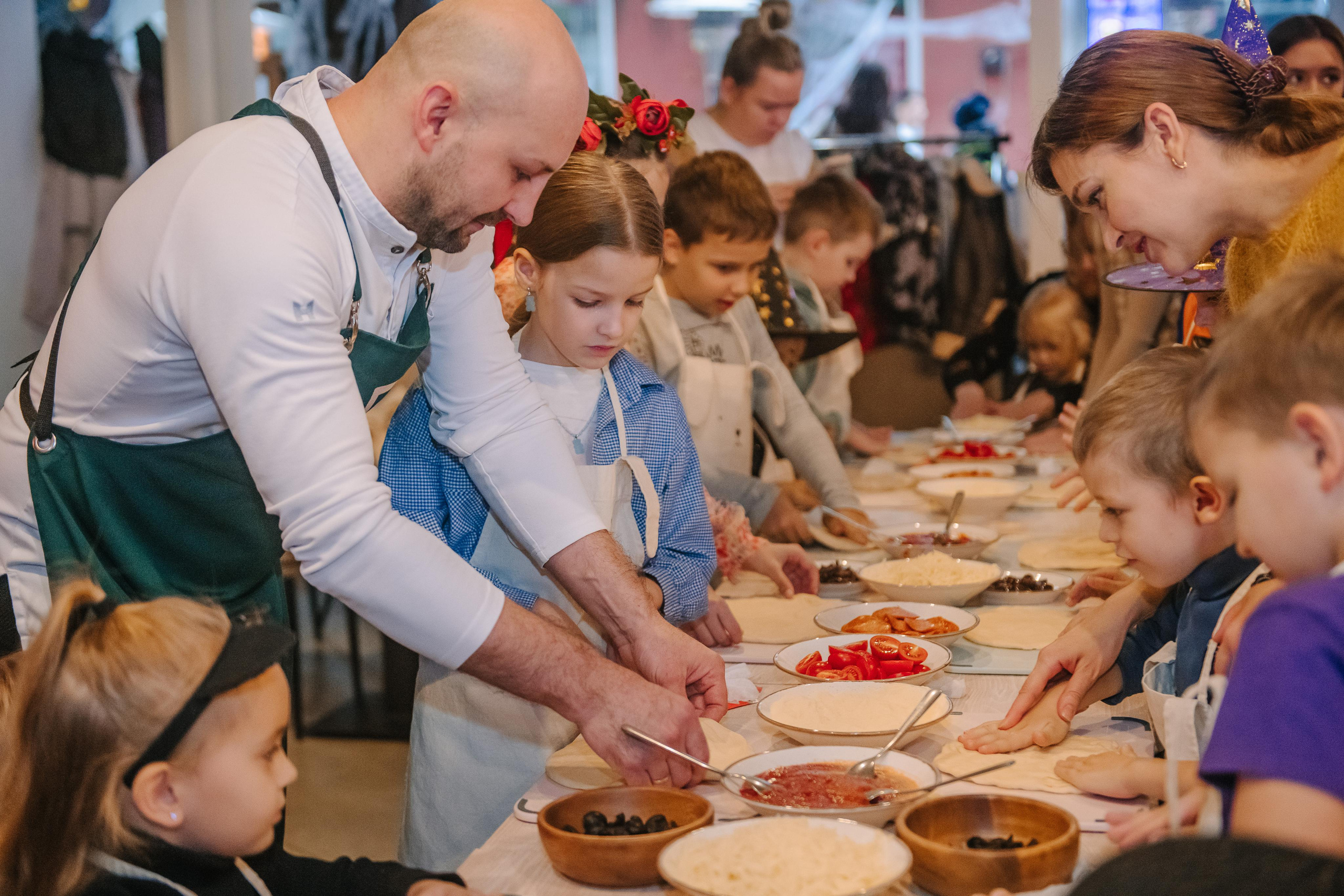 Гастродвор детский мастер-класс на Хеллоуин по приготовлению пиццы. Фотограф Валерия Голубева (Миронова)