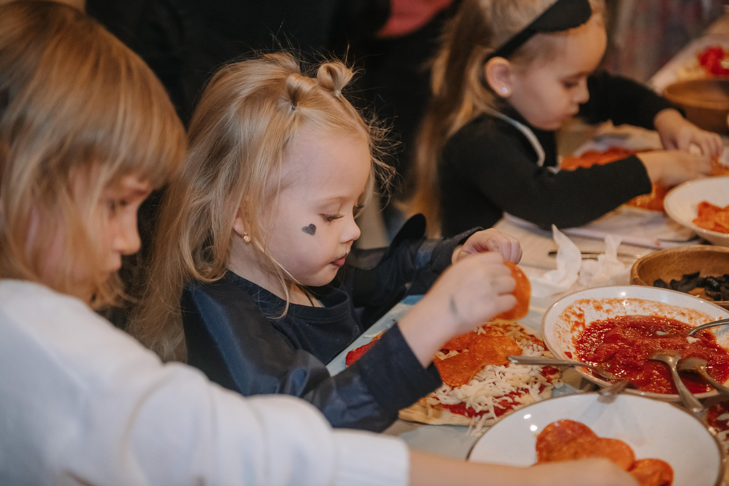 Гастродвор детский мастер-класс на Хеллоуин по приготовлению пиццы. Фотограф Валерия Голубева (Миронова)