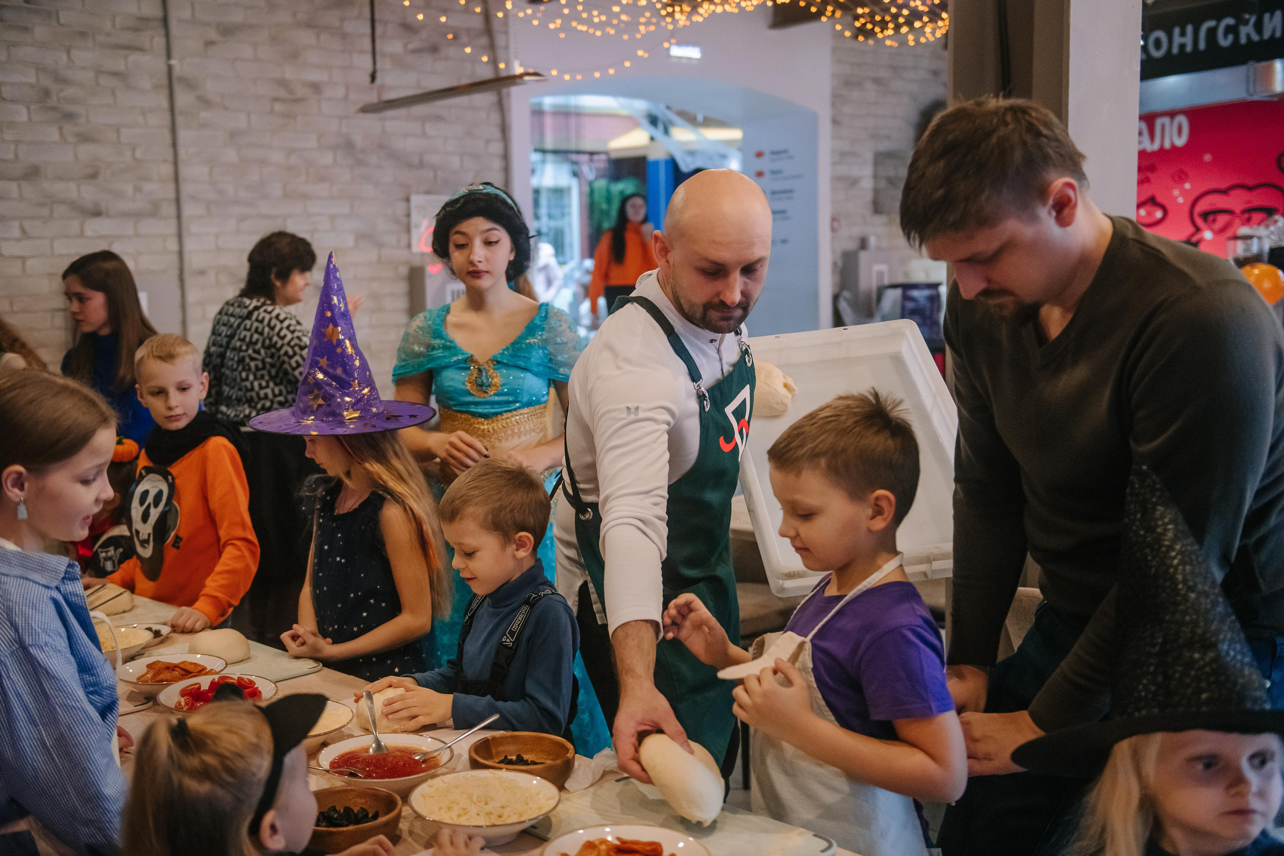Гастродвор детский мастер-класс на Хеллоуин по приготовлению пиццы. Фотограф Валерия Голубева (Миронова)